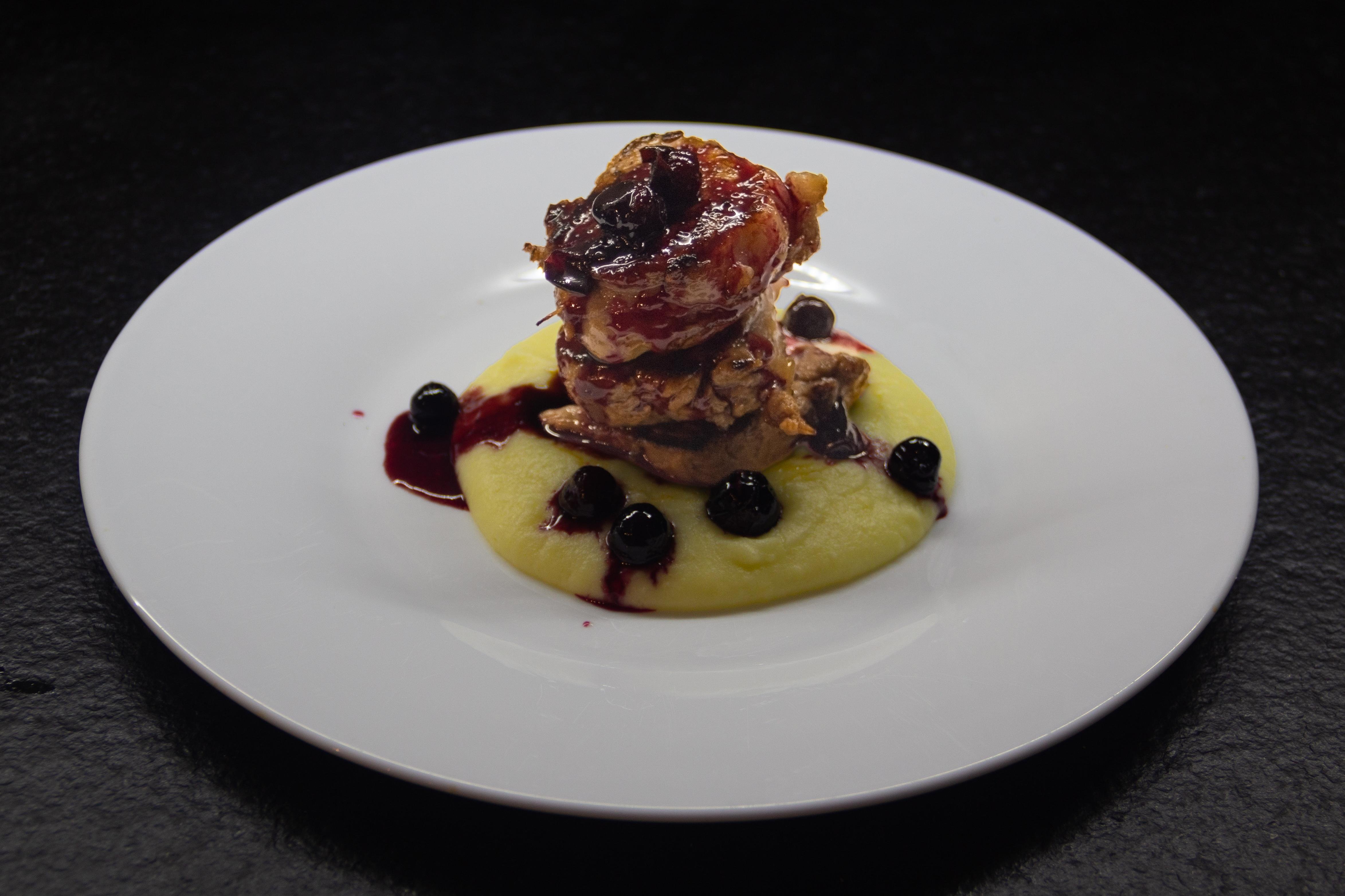 Solomillo de cerdo a la plancha con endrinas, patxaran y parmentier de patata