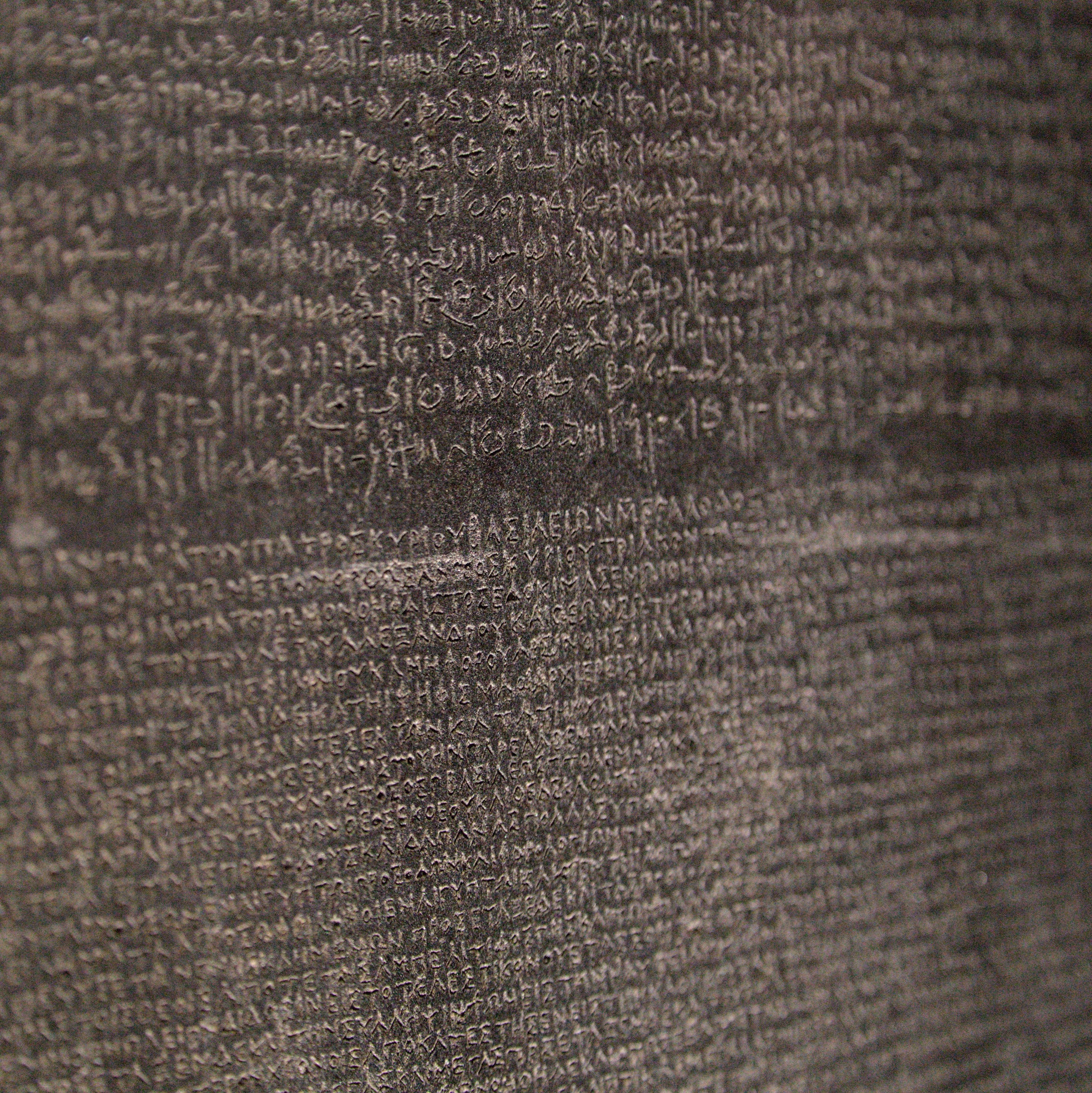 Gros plan de biais sur la pierre de Rosette