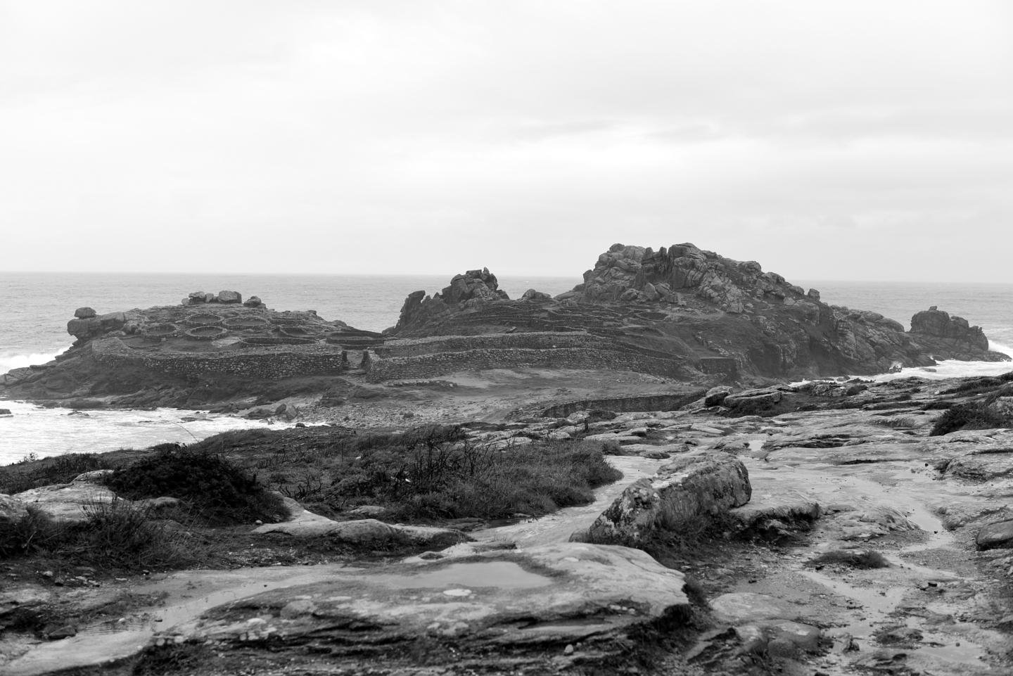 O Castro de Baroña ocupa unha península na ría de Muros.
Na imaxe está completo e se aprecian as dúas liñas de muralla cun intervallum entre elas e a porta de acceso da segunda, máis elevada.
Dentro vense os casetos circulares.
Na zoa do estreito chega o mar por ambos laterais.