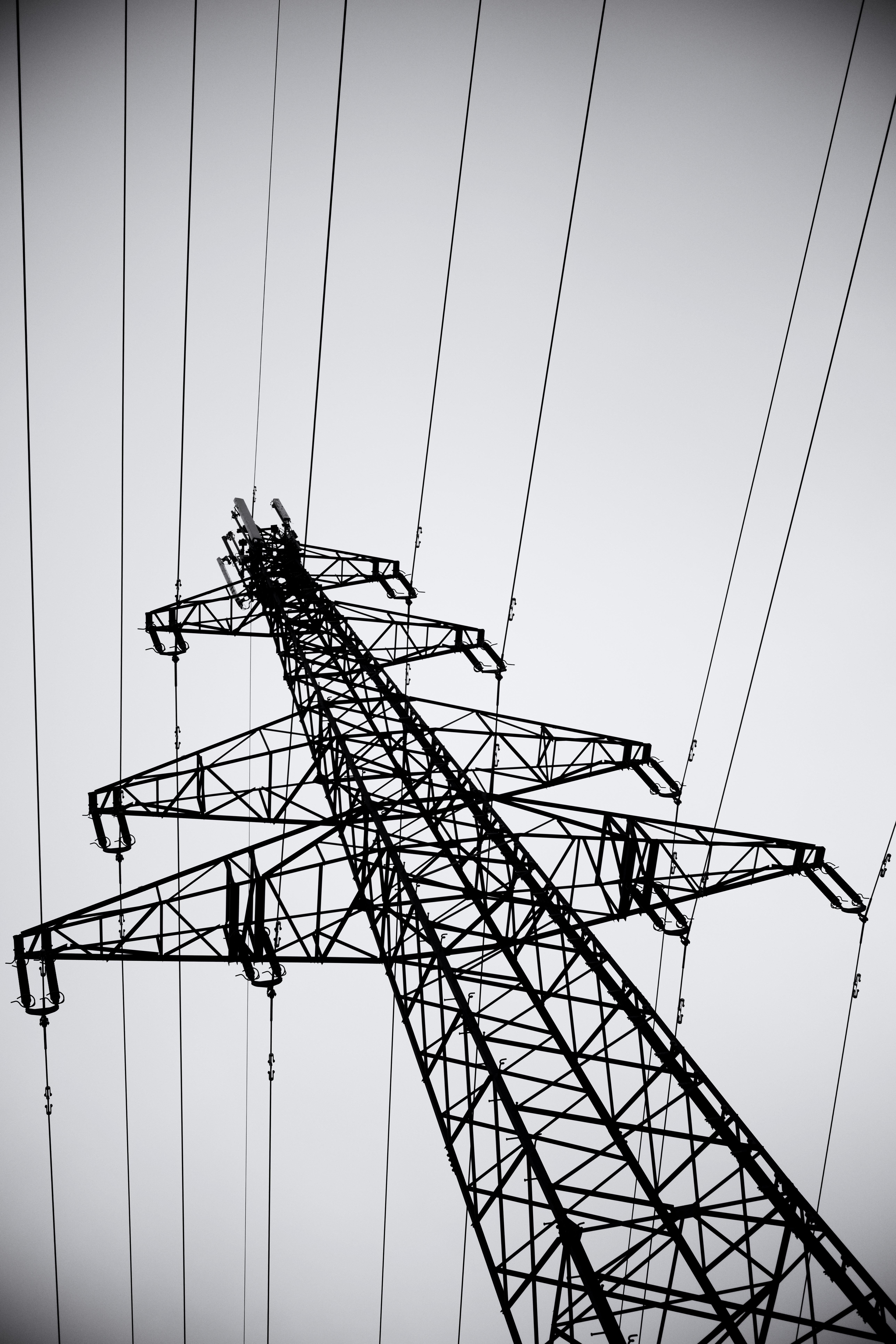 Großer Strommasten von unten fotografiert in Schwarz/Weiss