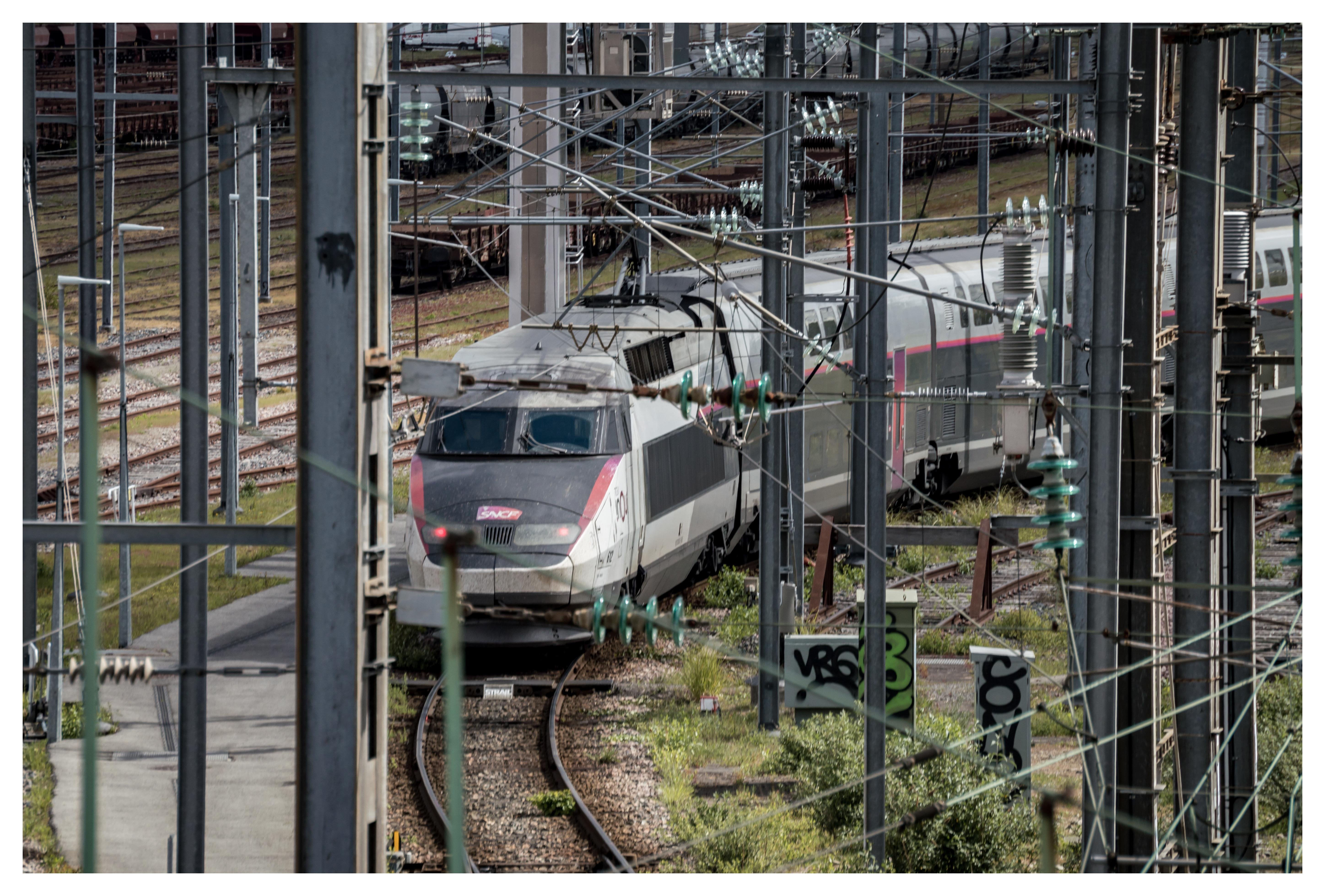 TGV Réseau Duplex unit 612 departing from Rennes