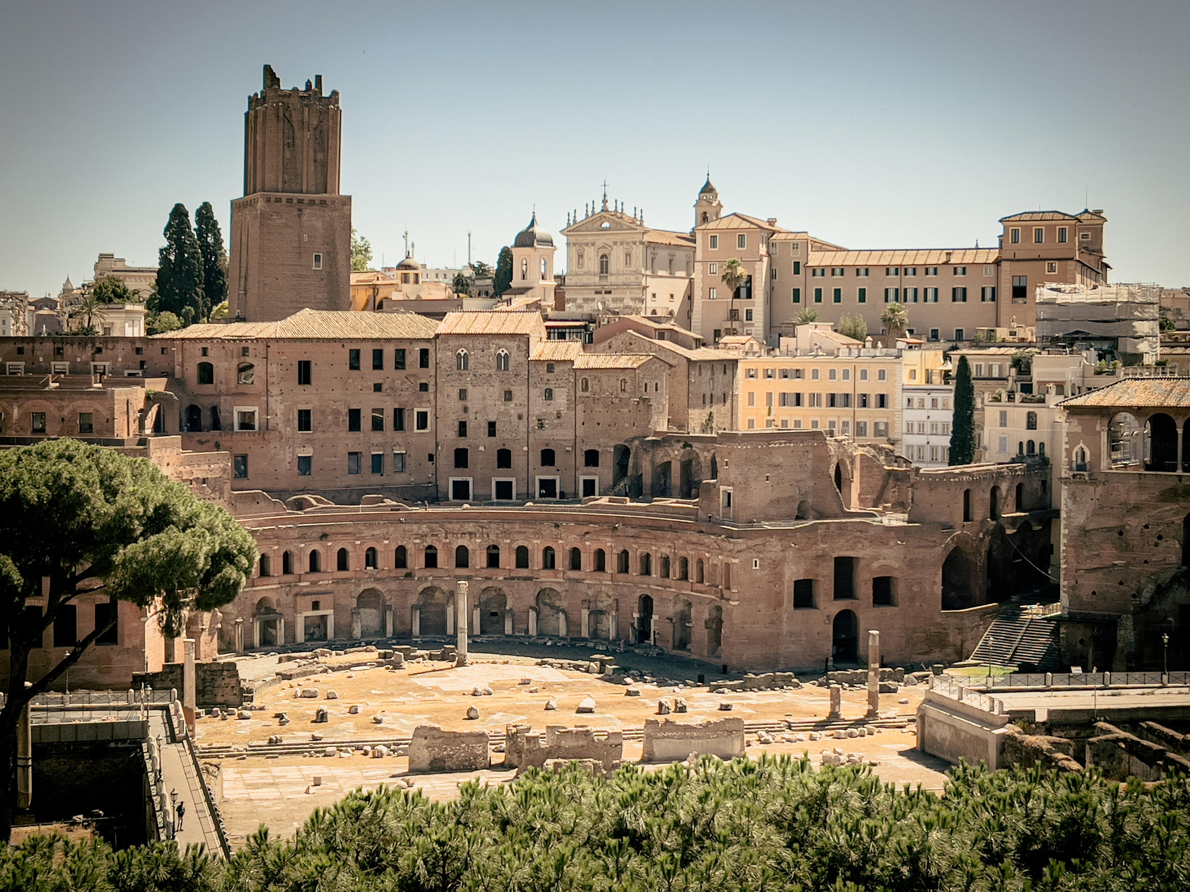 Mercati di Traiano a Roma, Italia. È una struttura antica che fa parte di un complesso più grande noto come Foro di Traiano. Il mercato è caratterizzato dalle sue rovine a più livelli e dalla struttura semicircolare, che veniva utilizzata come antico mercato. Questo sito storico è un esempio iconico dell'ingegneria e dell'architettura romana.