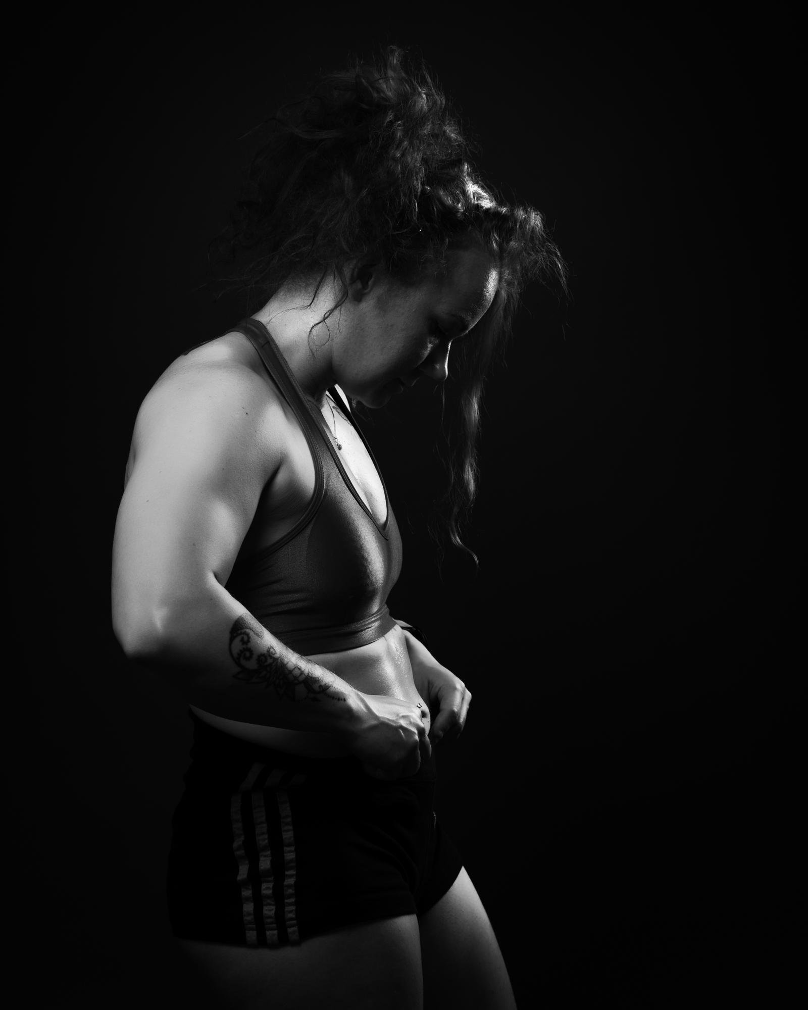 Fitnesskuvaus studiossa. Fitness malli poseeraus. Valokuvaaja Kuvaajankulma Lappeenranta