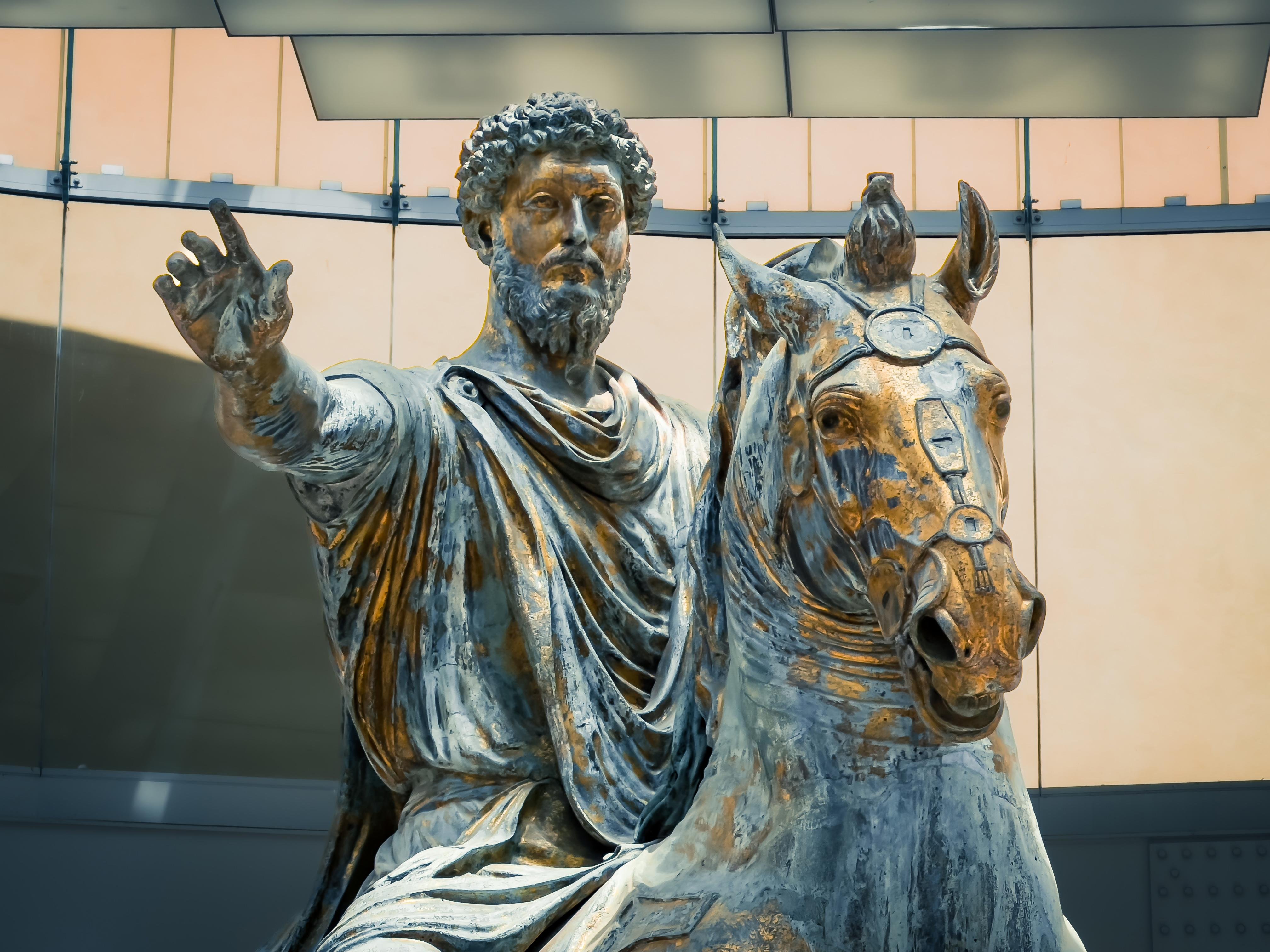 Statua equestre di Marco Aurelio. Questa antica statua in bronzo raffigura l’imperatore romano a cavallo, spesso riconosciuta per la sua importanza storica e i dettagli artistici. La statua è esposta nei Musei Capitolini a Roma.