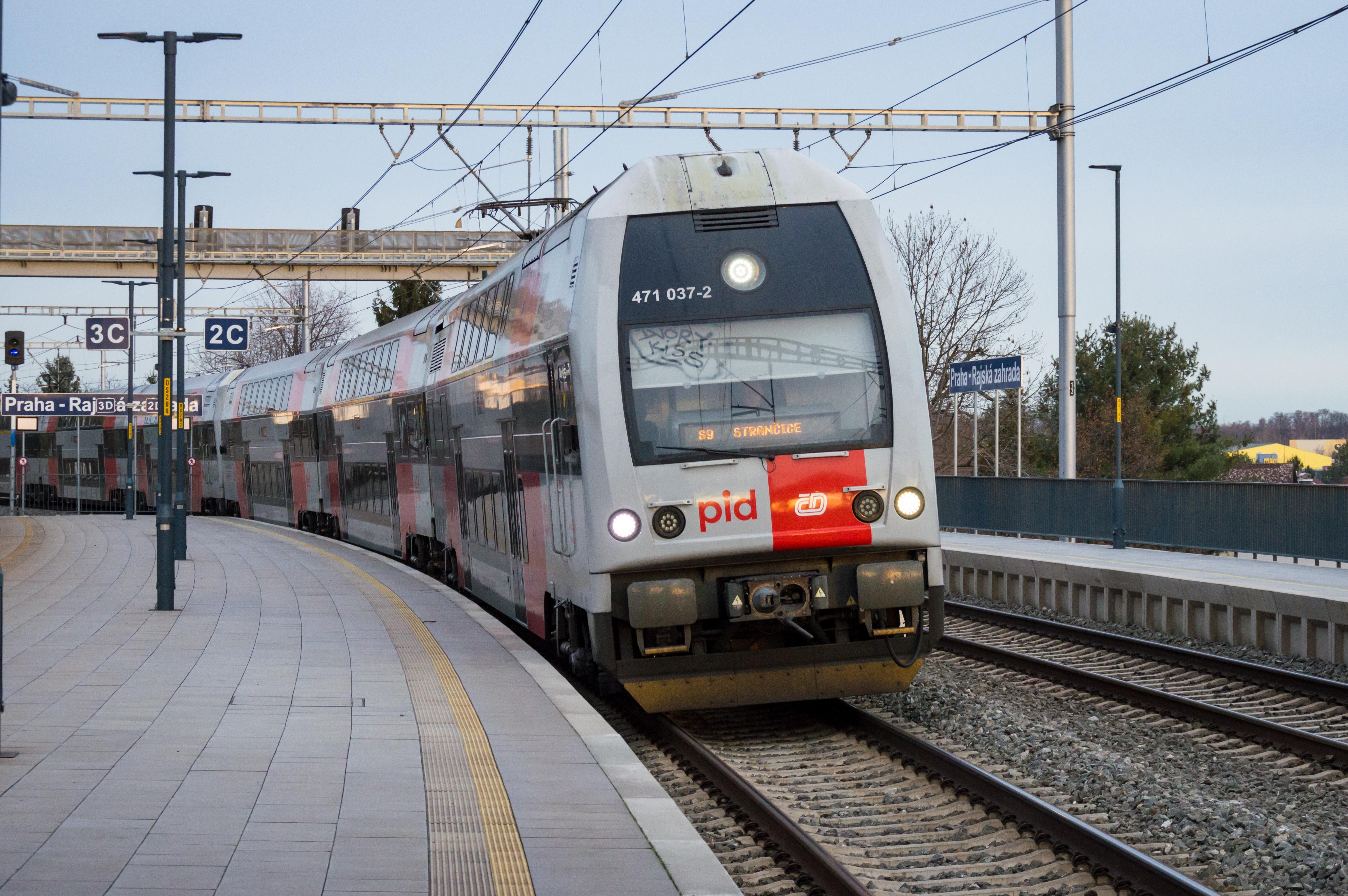 PID train arriving at Praha Rajska Zahrada station