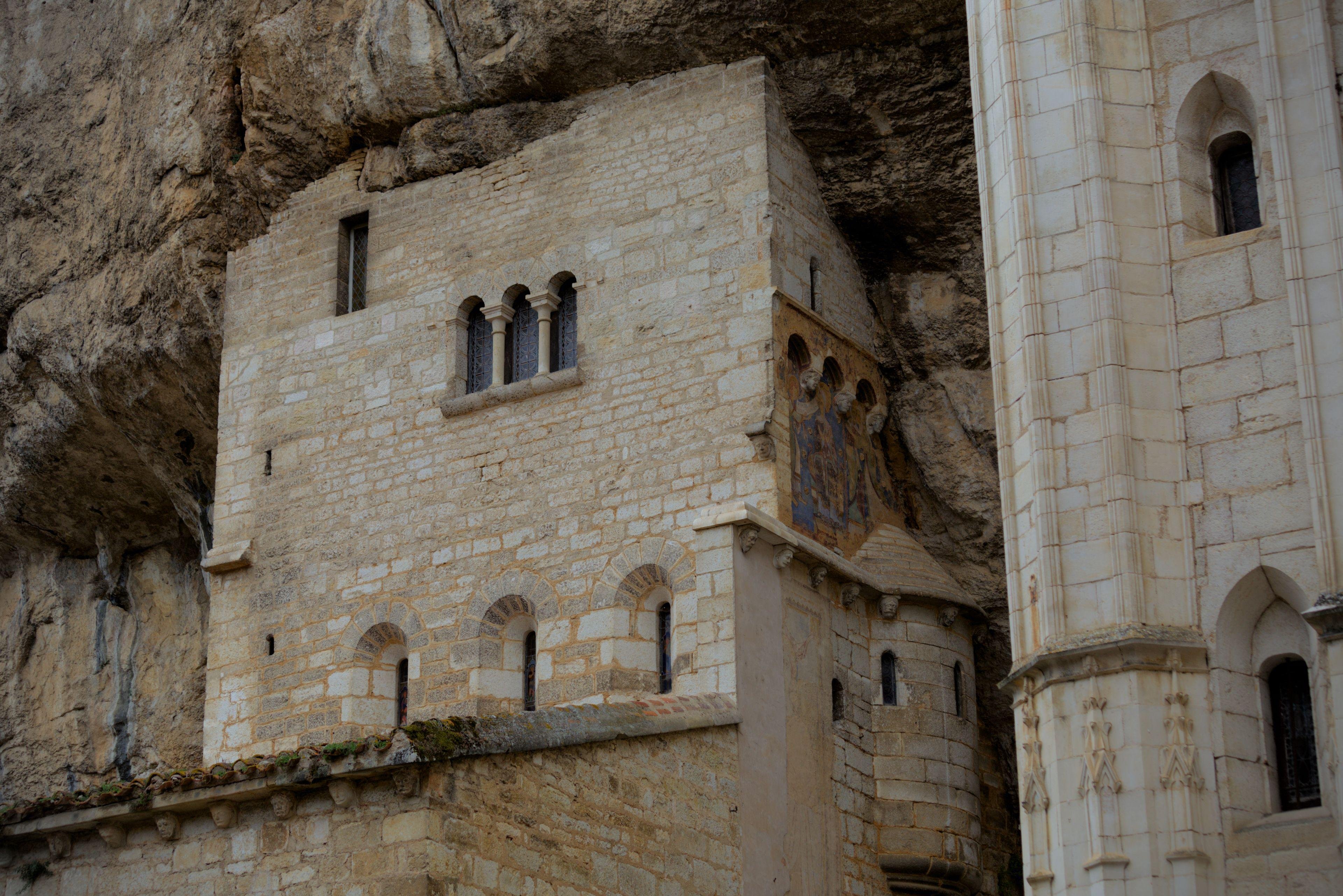 Une bâtisse construit dans une falaise, incorporant la montagne dans les murs