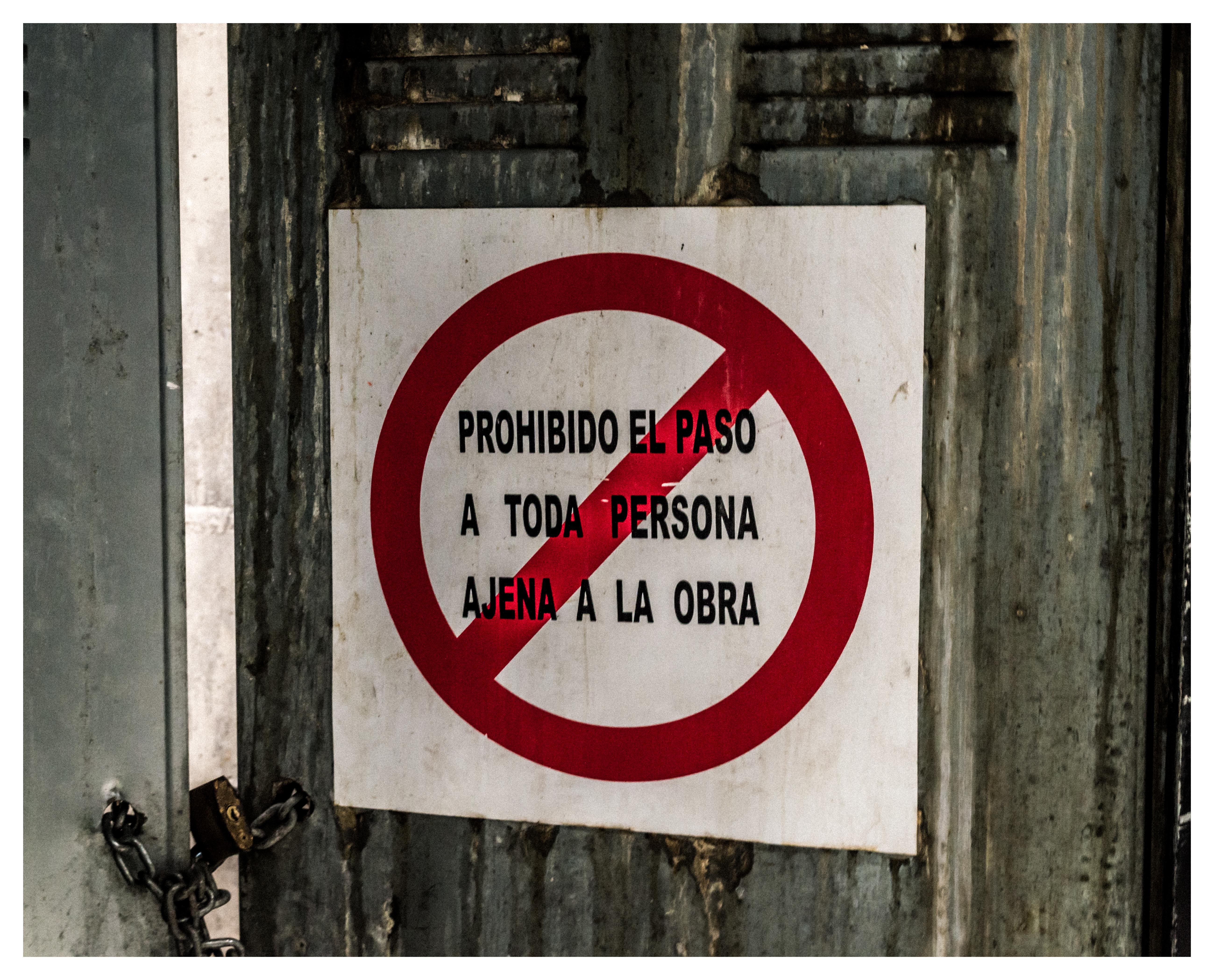 "Prohibido el paso a toda persona ajena a la obra"