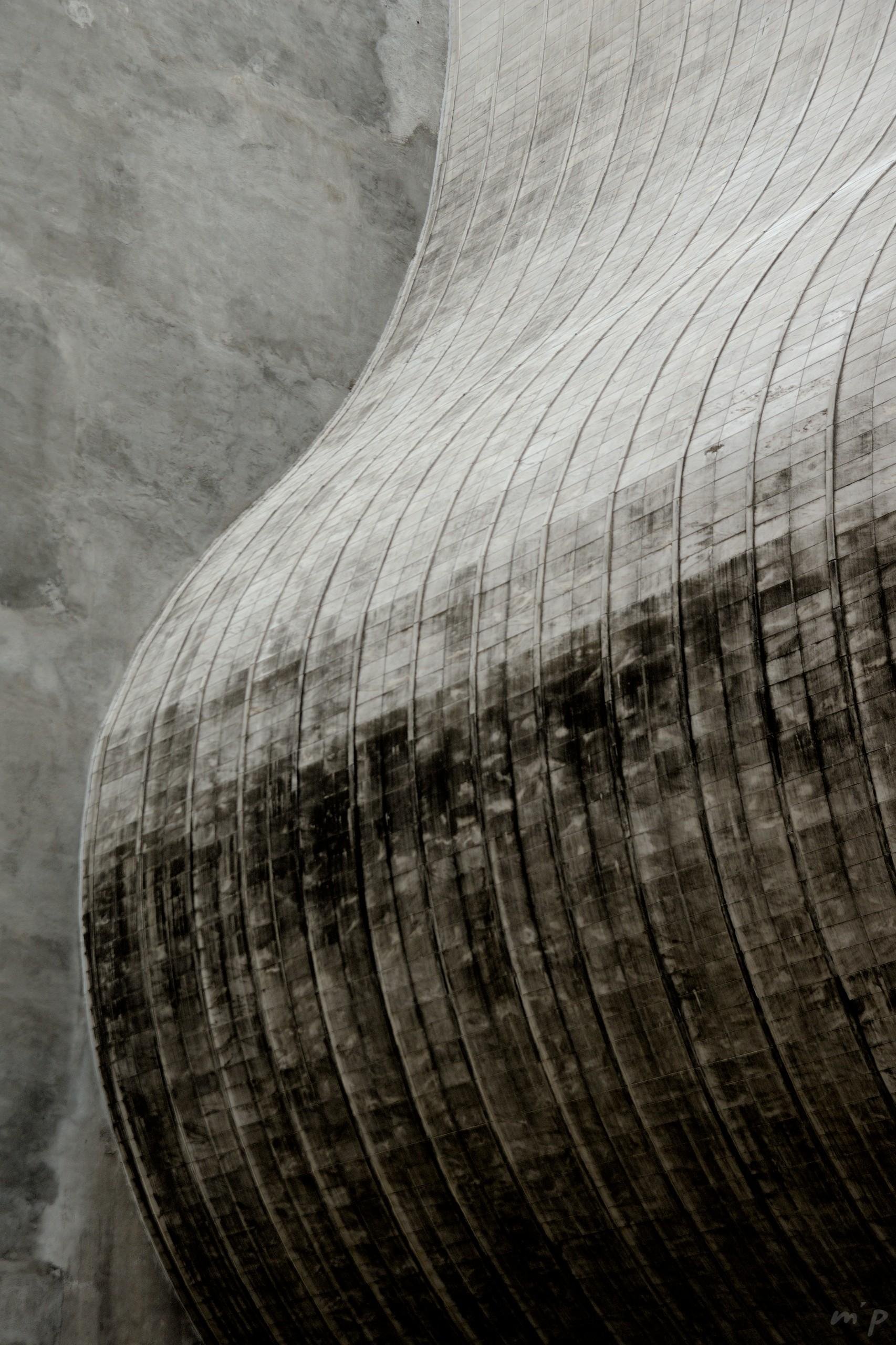 Vertical monochrome photo of an exterior concrete wall of a New York building with a very rounded shape.

///

Photo monochrome vertical d'un mur extérieur en béton d'un bâtiment new-yorkais avec une forme très arrondie.