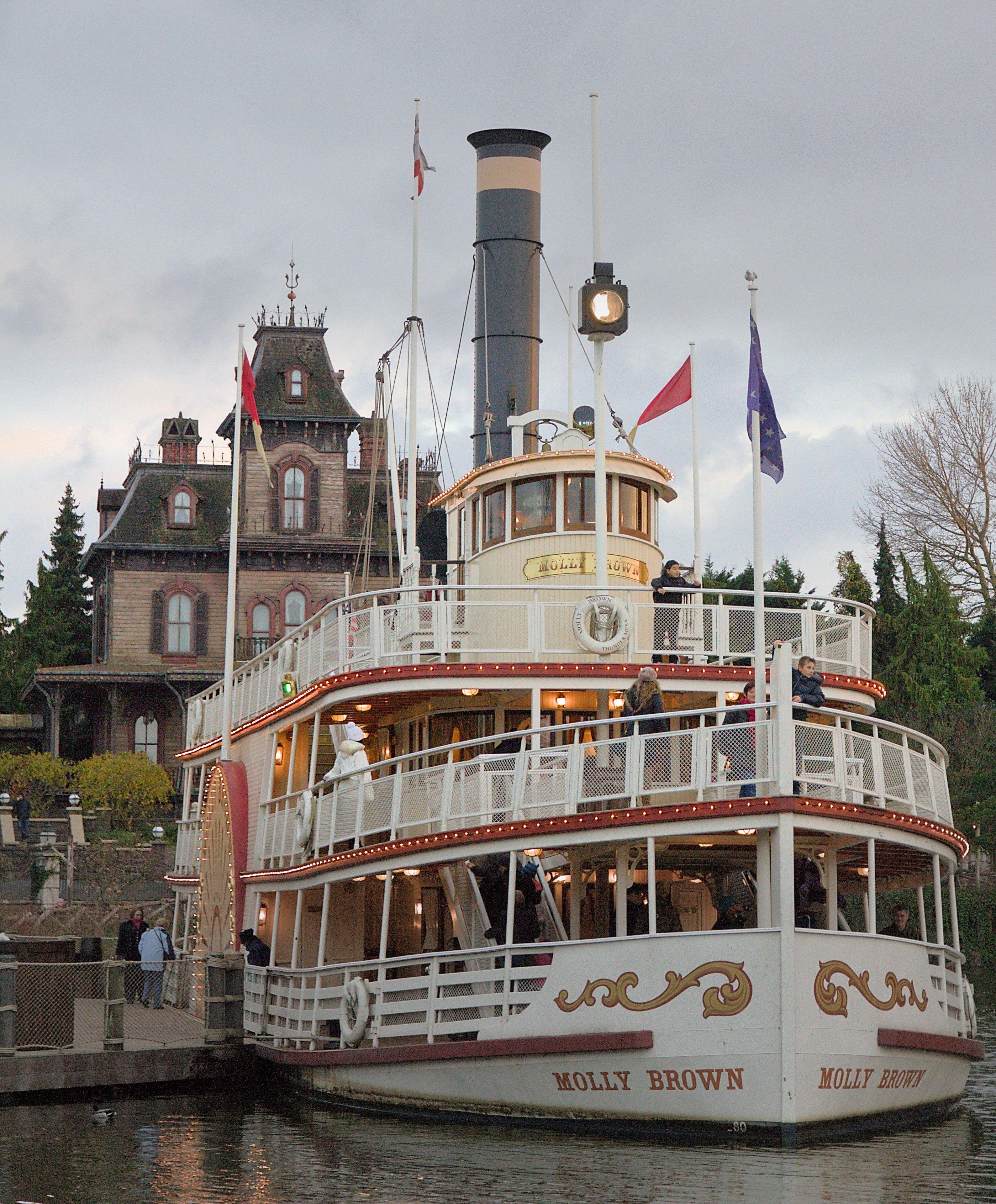 Le bateau à « vapeur » de DisneyLand Paris, devant le Phantom Manor