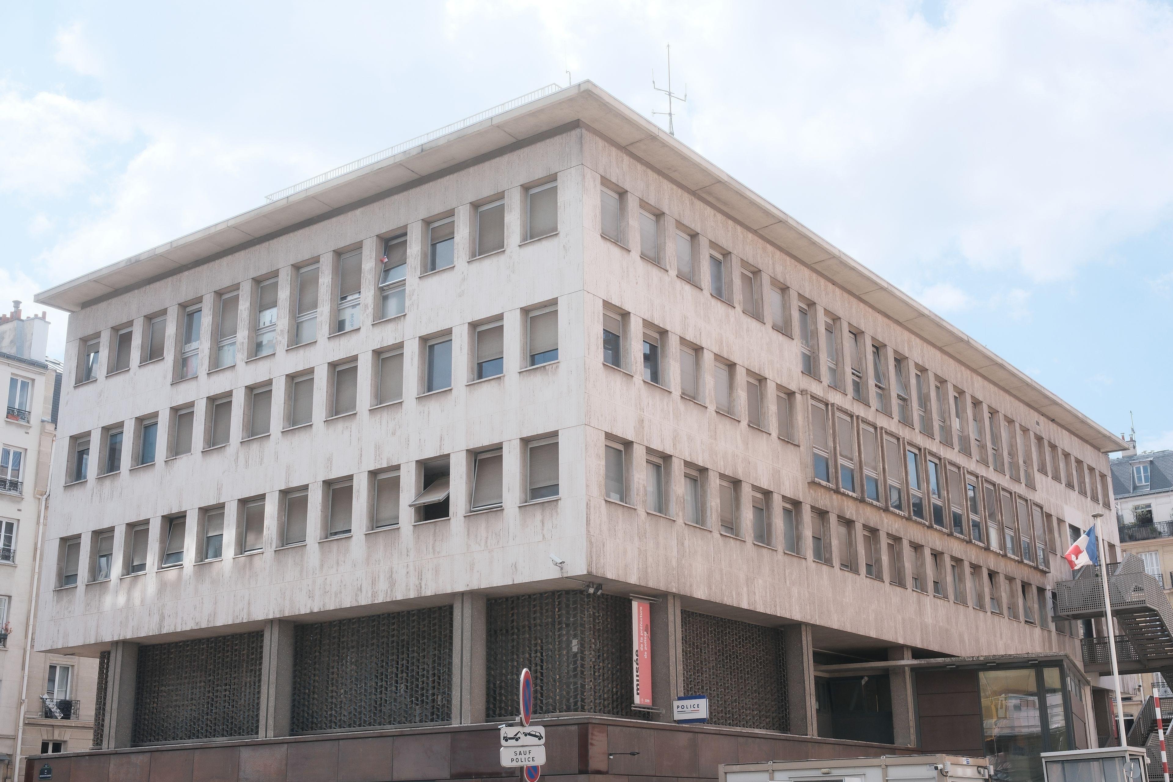Photo horizontale. Un bâtiment de 4 3 étages extrêmement rectangulaire, qui est un commissariat
