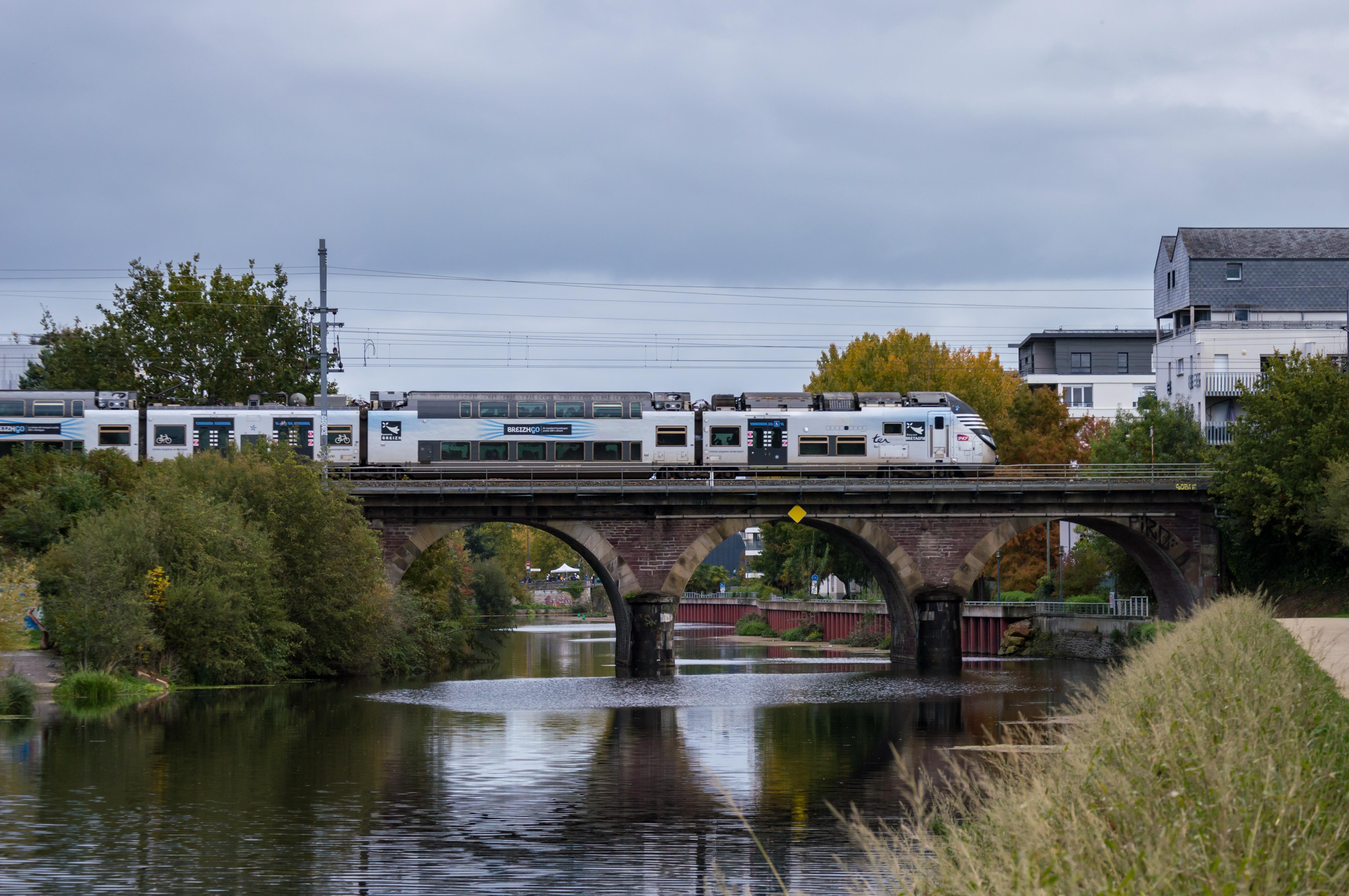 TER BreizhGo train on a bridge