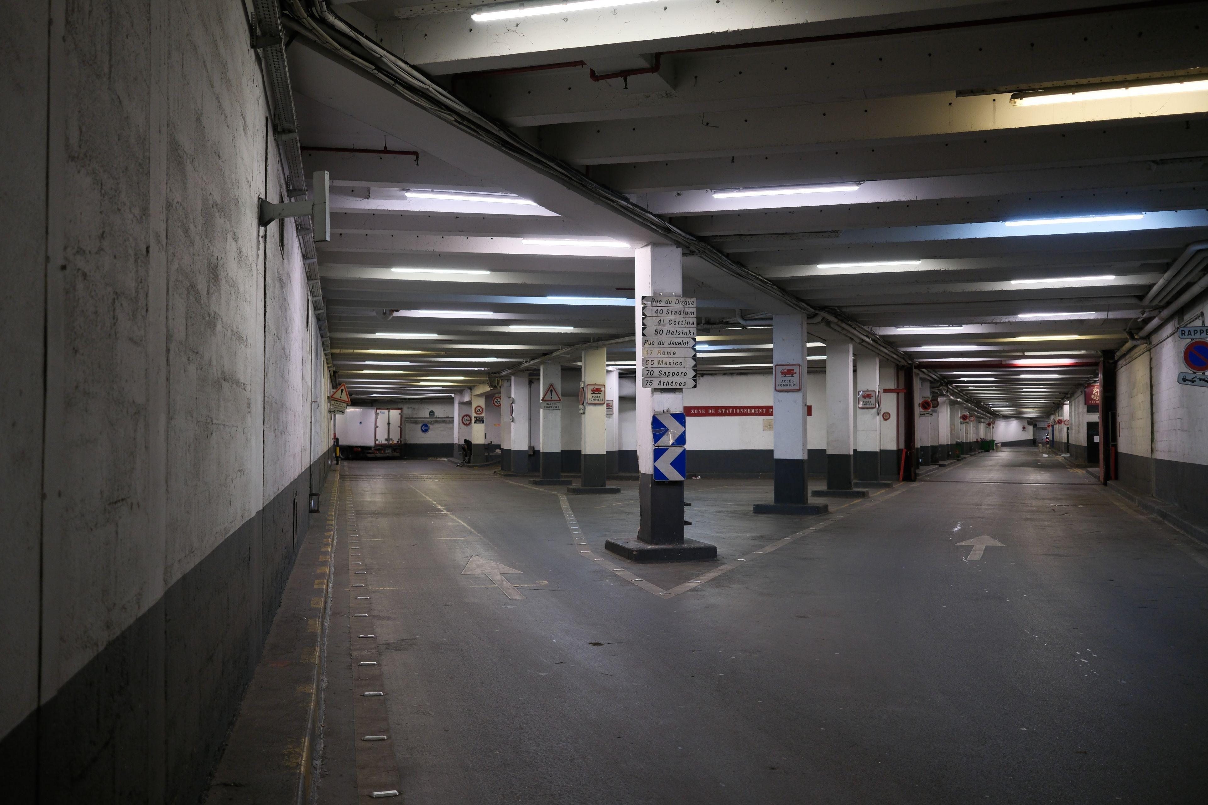 Photo horizontale. Vu d’une route souterraine avec une fourche