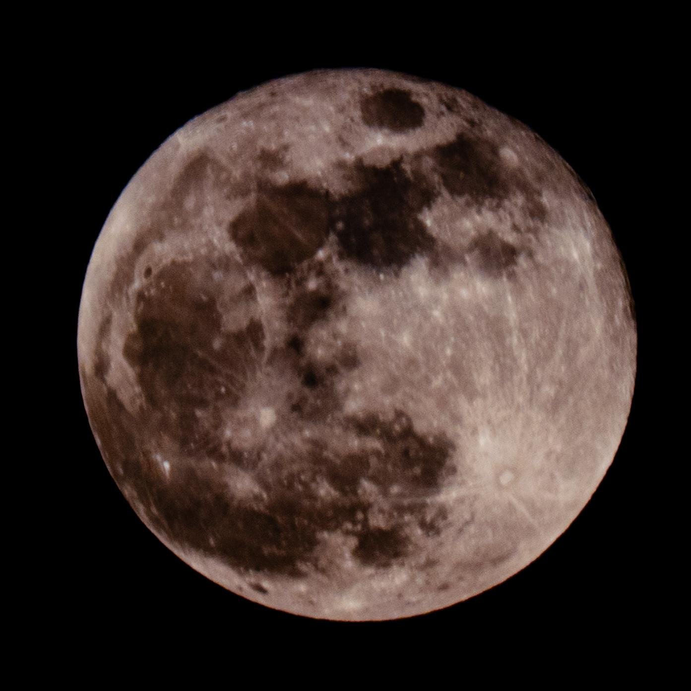La photographie représente la pleine lune.