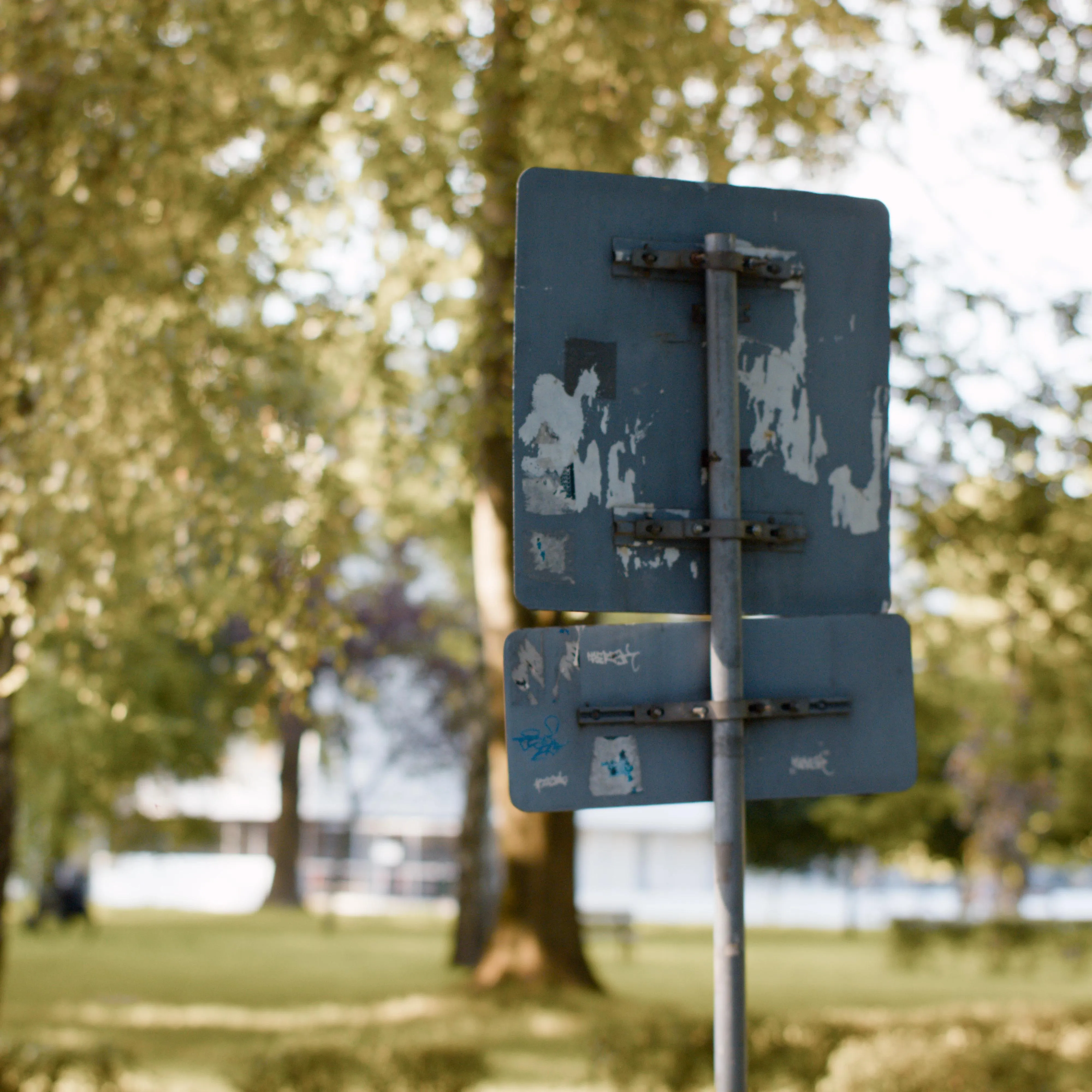 A photo of a back of a road sign