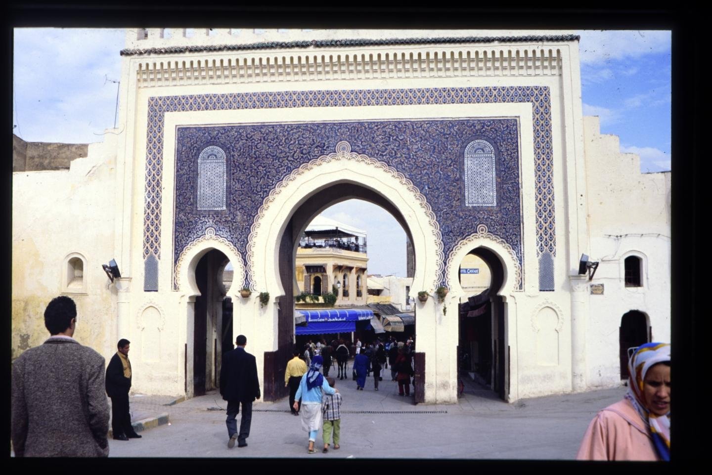 La puerta azul de la Medina de Fez tiene tres vanos, uno central ancho y dos laterales más estrechos. tiene un bonito estucado en tonos azules.