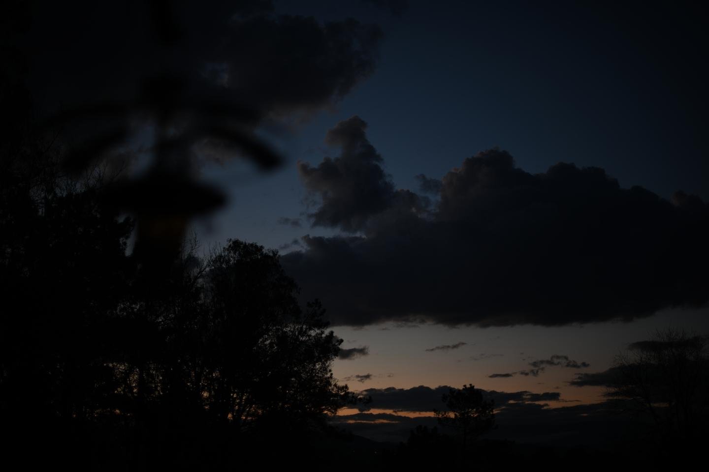 A luz do sábado asómase tras San Nomedio e Castro Laboreiro.
No ceo unha nube, escura pola falta de luz flota cara ao bosqueciño que teño de diante.