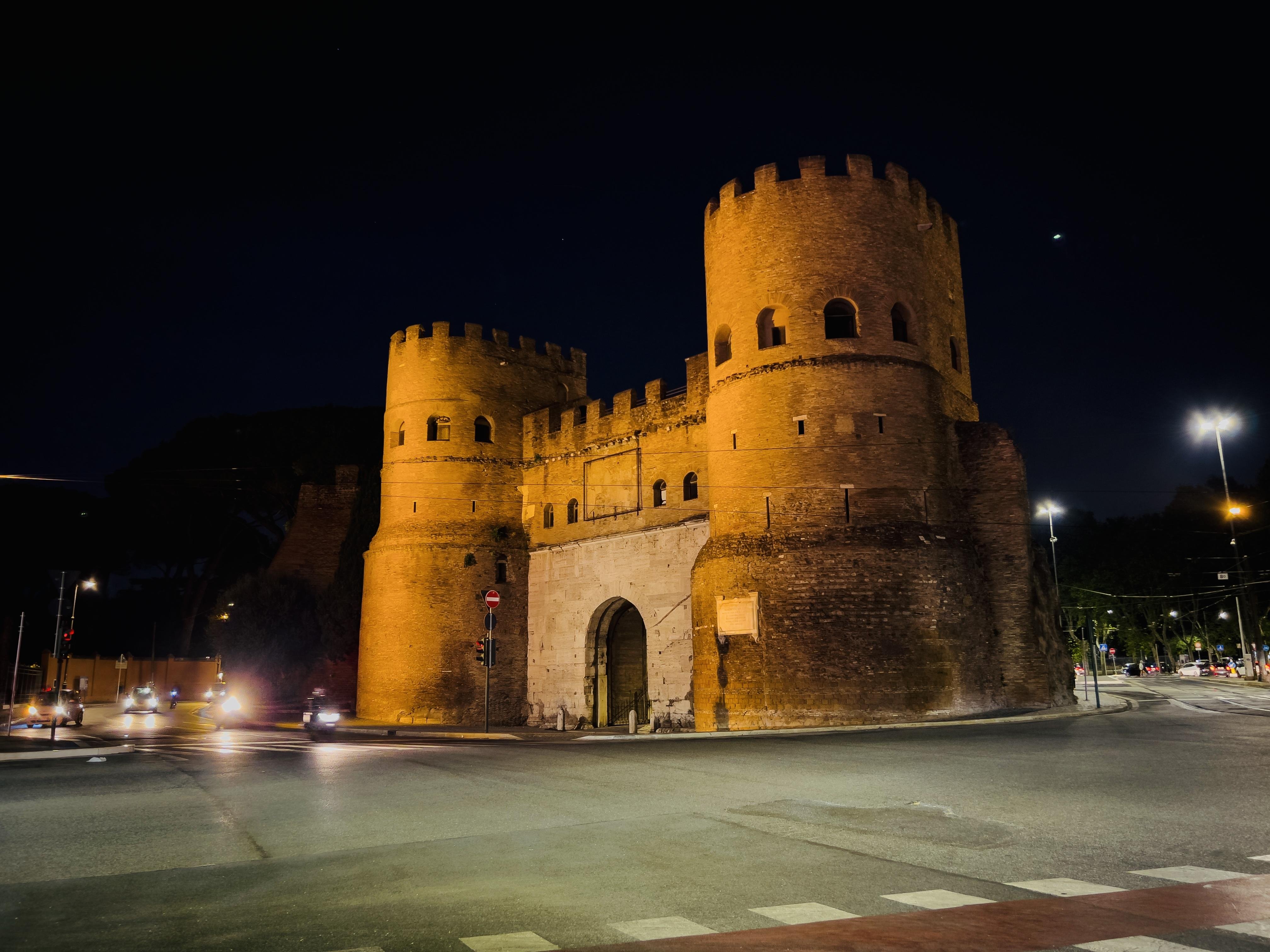 Porta San Paolo a Roma di notte.