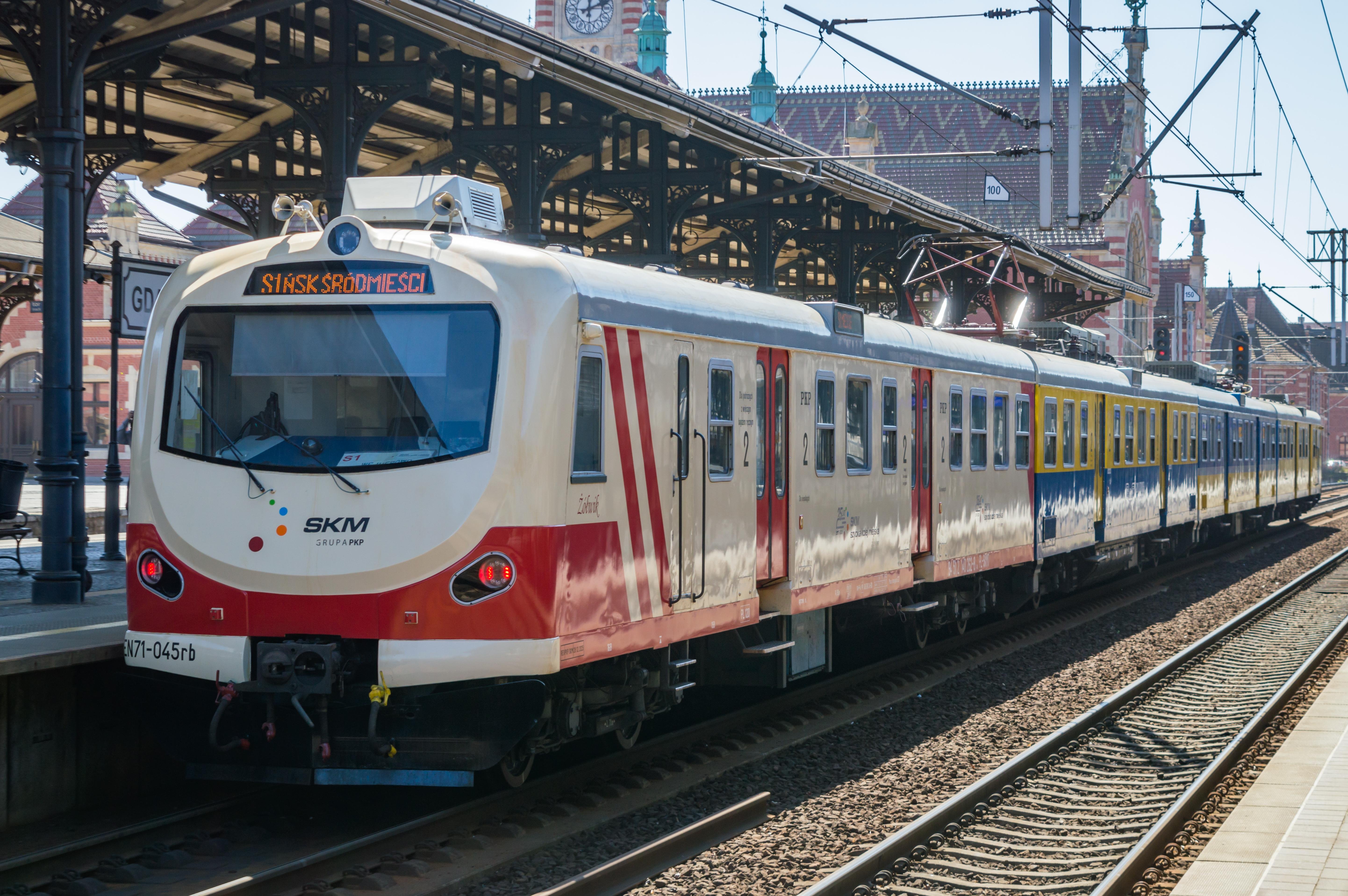 EN57 of SKM Tricity in historical livery. Gdańsk Główny station