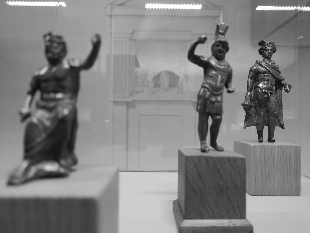 Estatuillas votivas. Zeus y Marte fuera de foco.
A Mercurio le debía una. 
