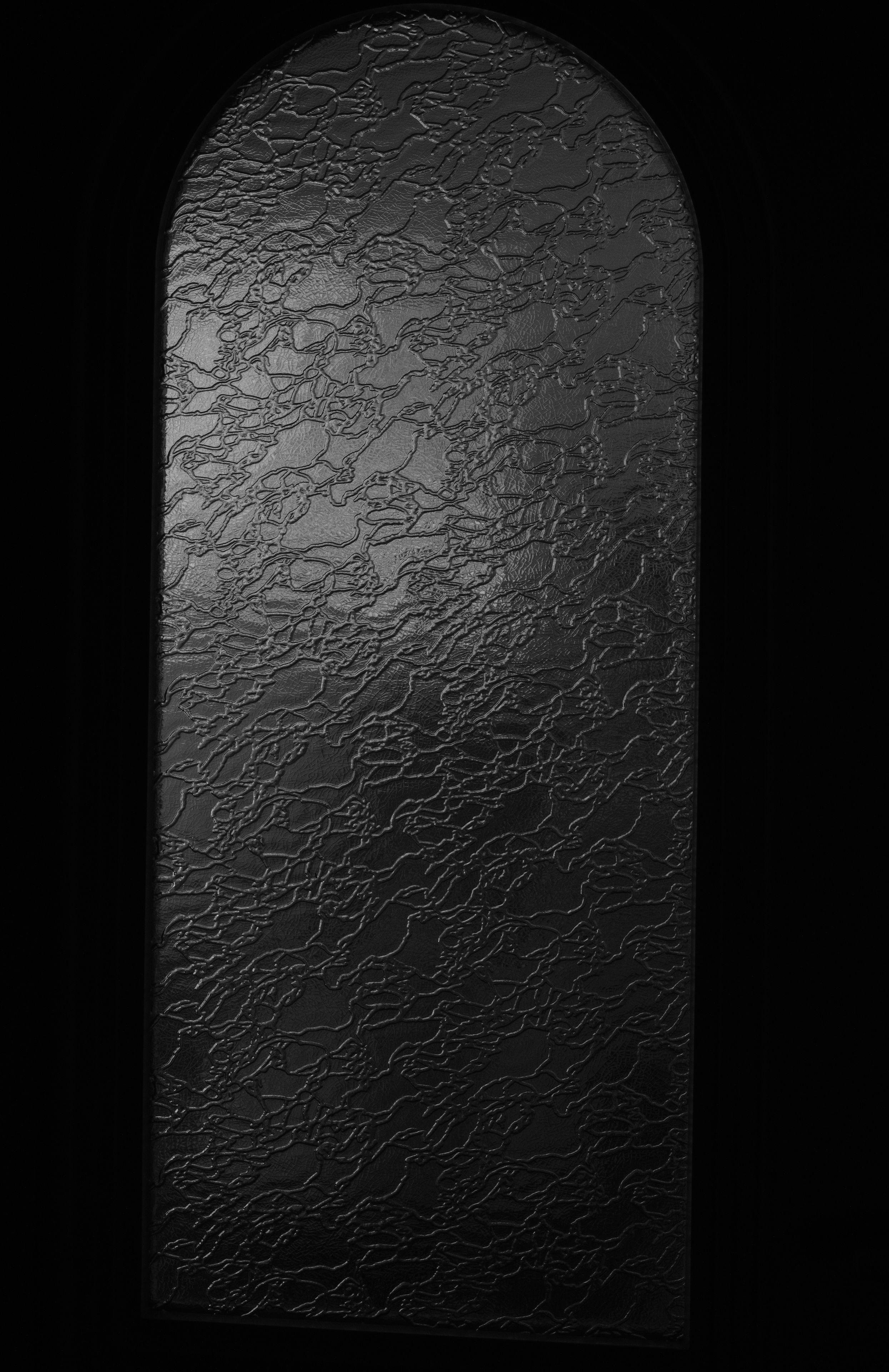 Photo format portrait en noir et blanc d’une grande vitre brouillée