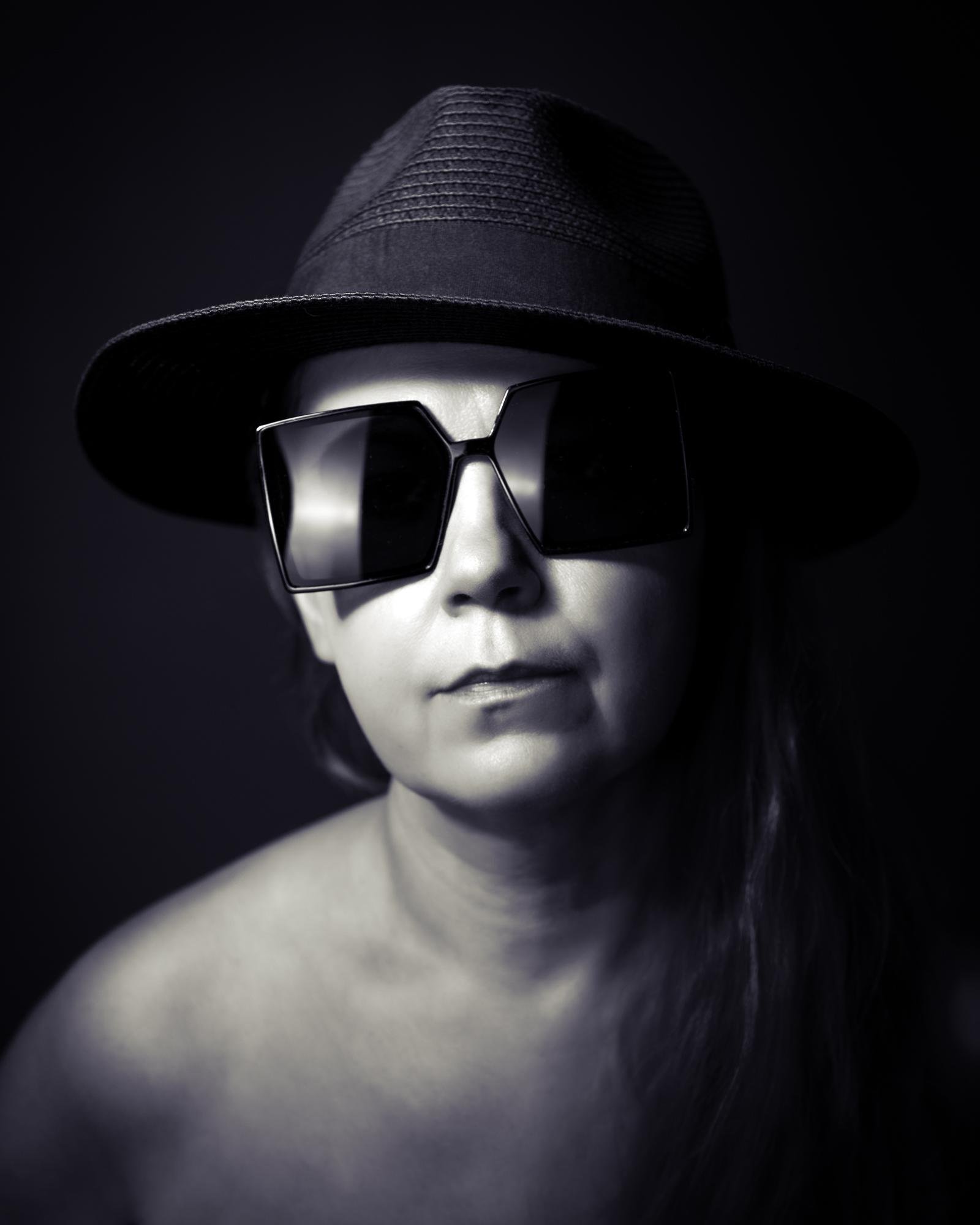 Timeless elegance meets modern expression in this black and white portrait. The interplay of light and shadow creates depth and emotion, telling a story without words.
🖤 Explore more of my work and book your own session: kuvaajankulma.com