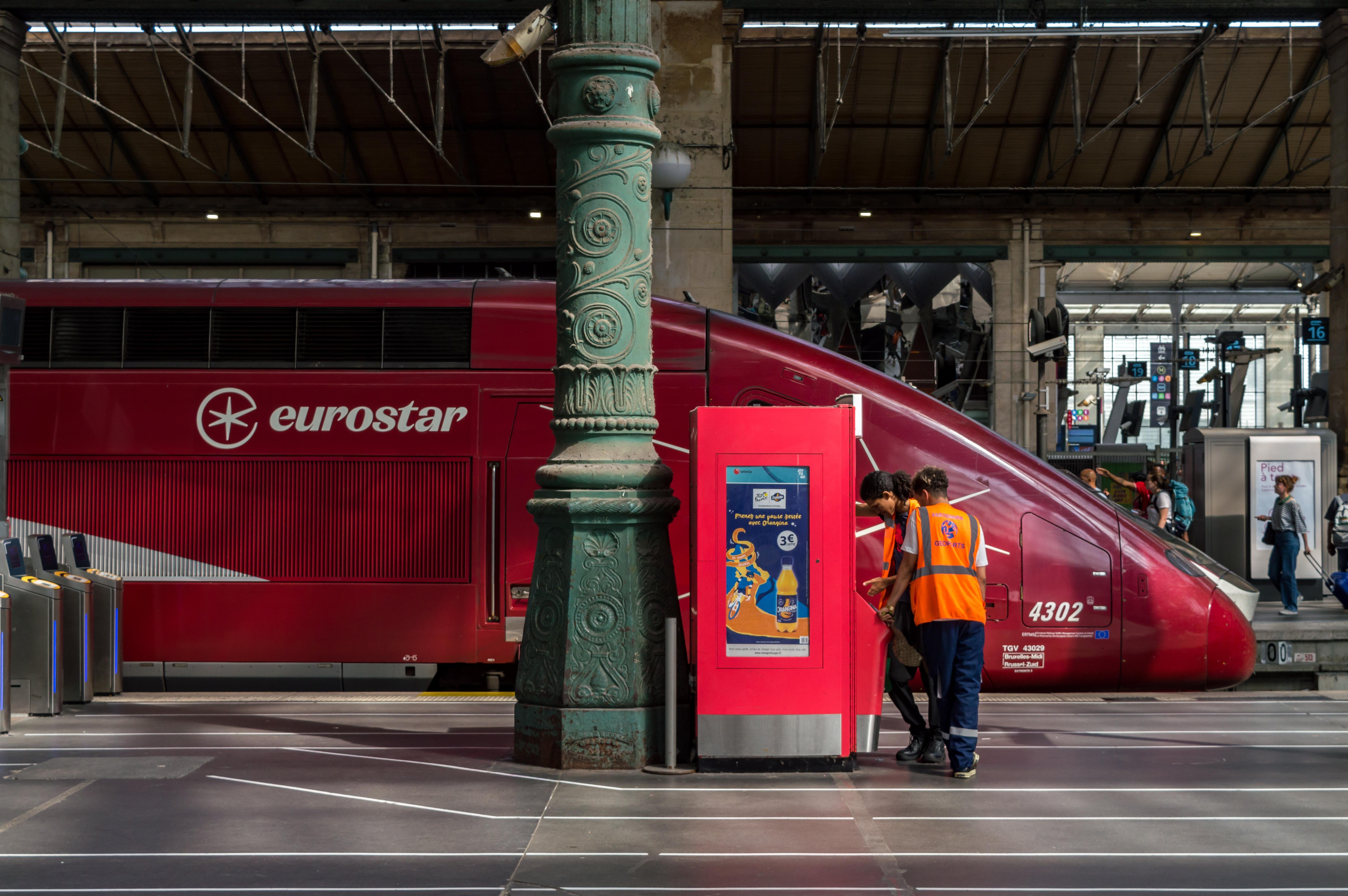 Eurostar (Thalys) TGV Duplex train at Paris-Nord. In front of it at the platform, two station workers are standing next to a vending machine of sorts