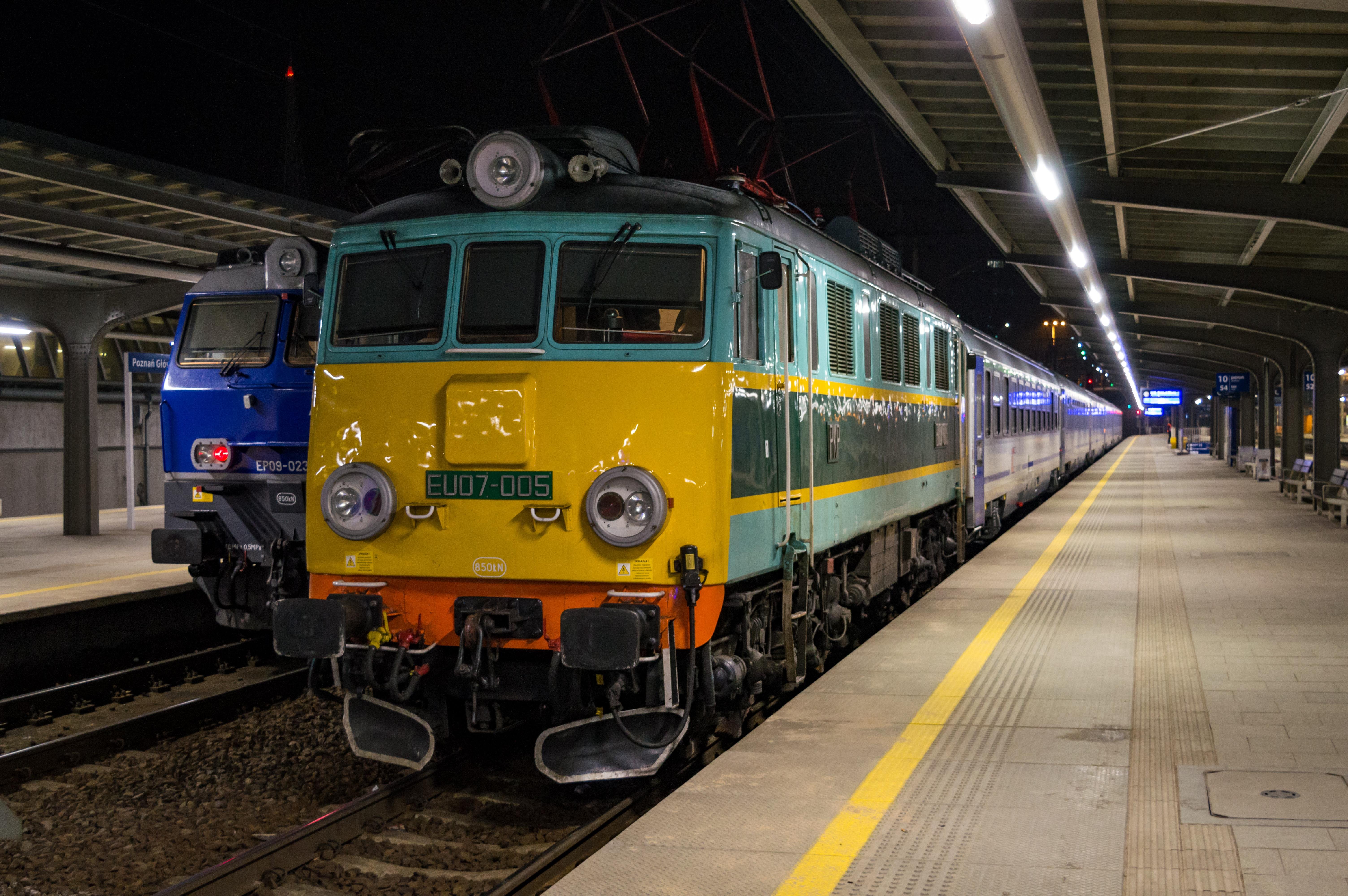 EP07 in historical livery with yellow front at Poznań Główny station