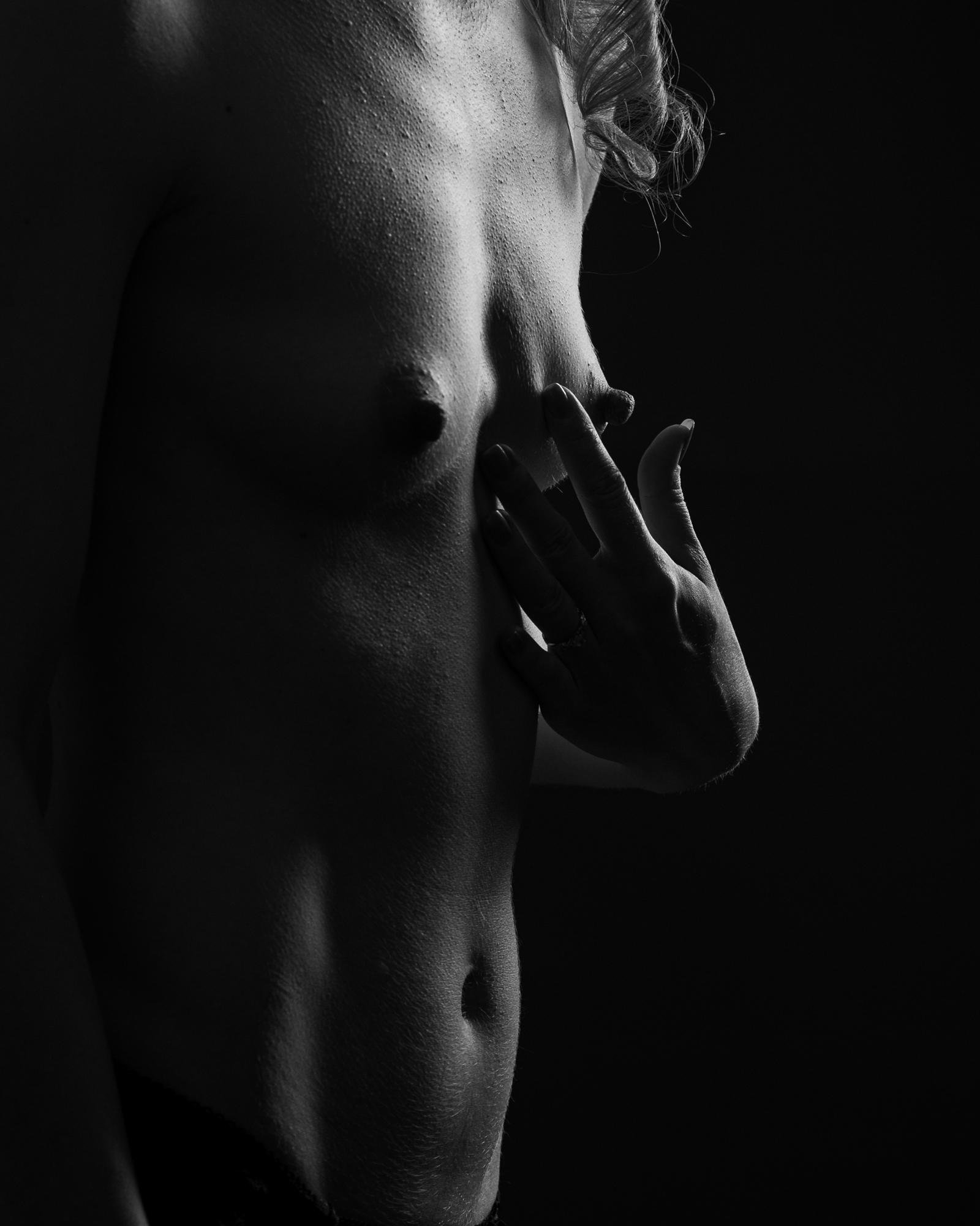 Monochrome boudoir‑style artistic nude of a Finnish woman, highlighting form, contrast and soft shadow play. Created by an experienced photographer from Lappeenranta, Kuvaajankulma.