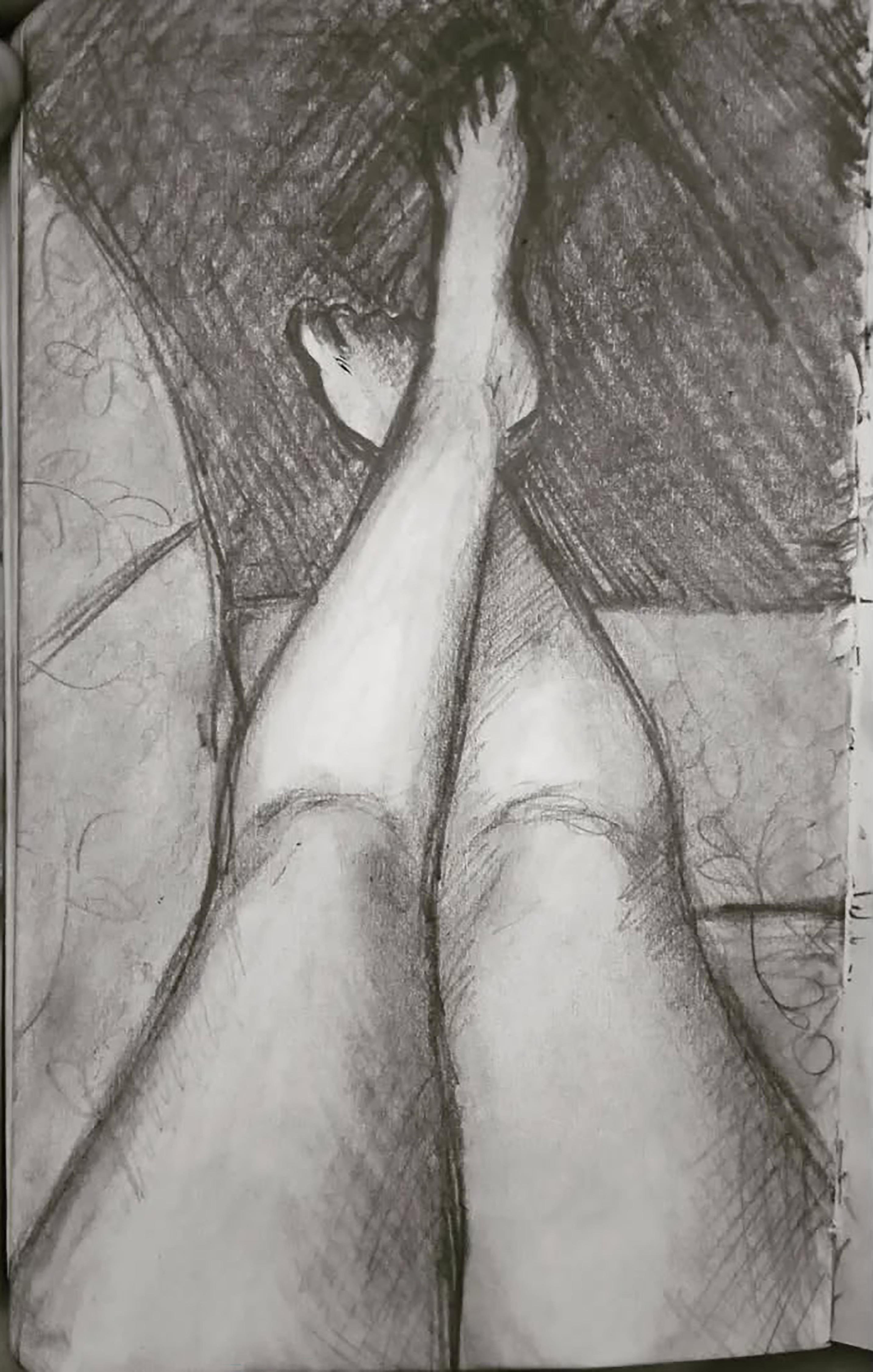 Boceto a grafito de unas piernas desnudas cruzadas, de una mujer que está acostada en un sofá. Los trazos son muy sueltos.
