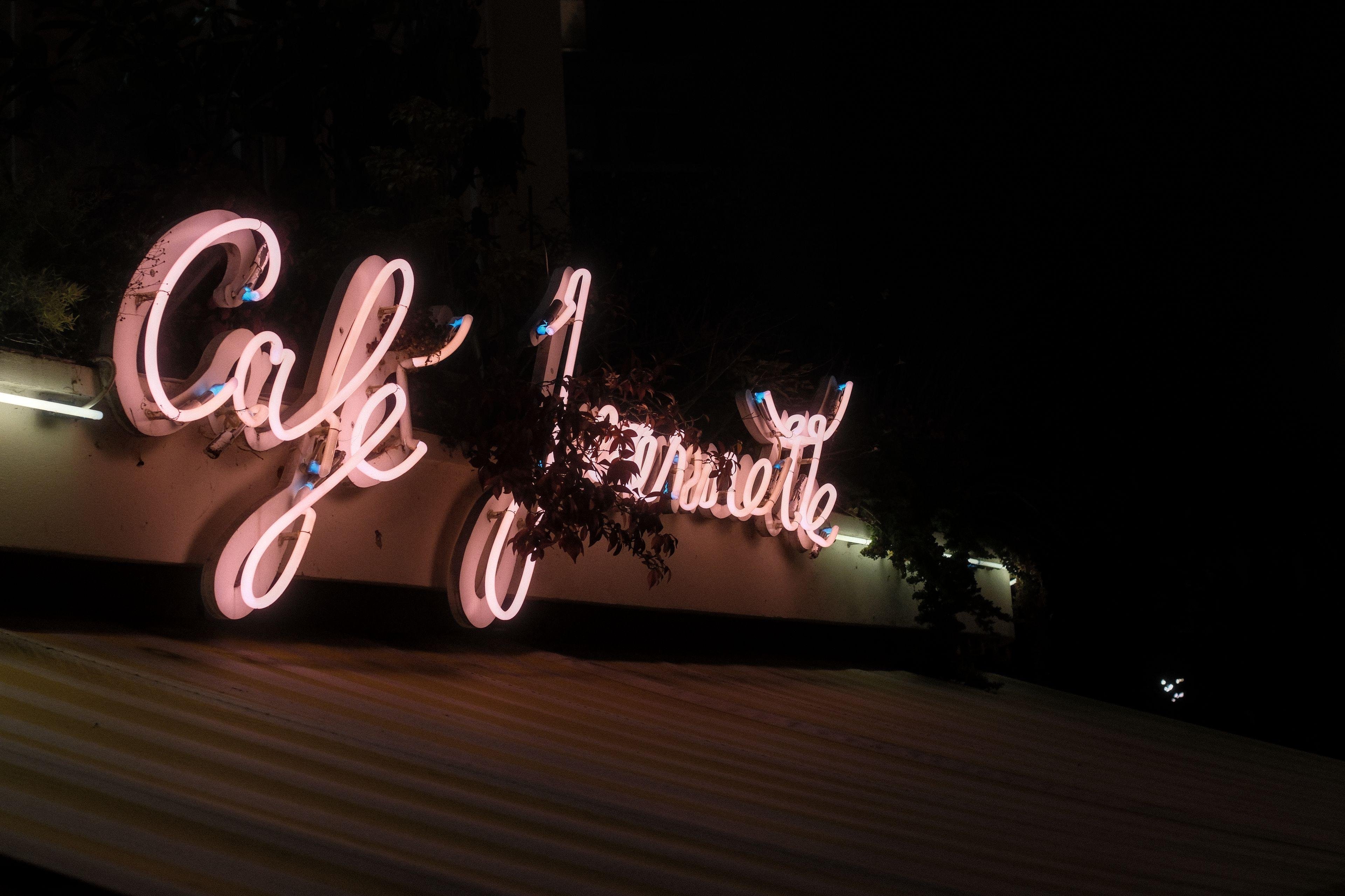 Photo horizontale. L’enseigne du Café Jeanette, en lettres cursive en néon rouge