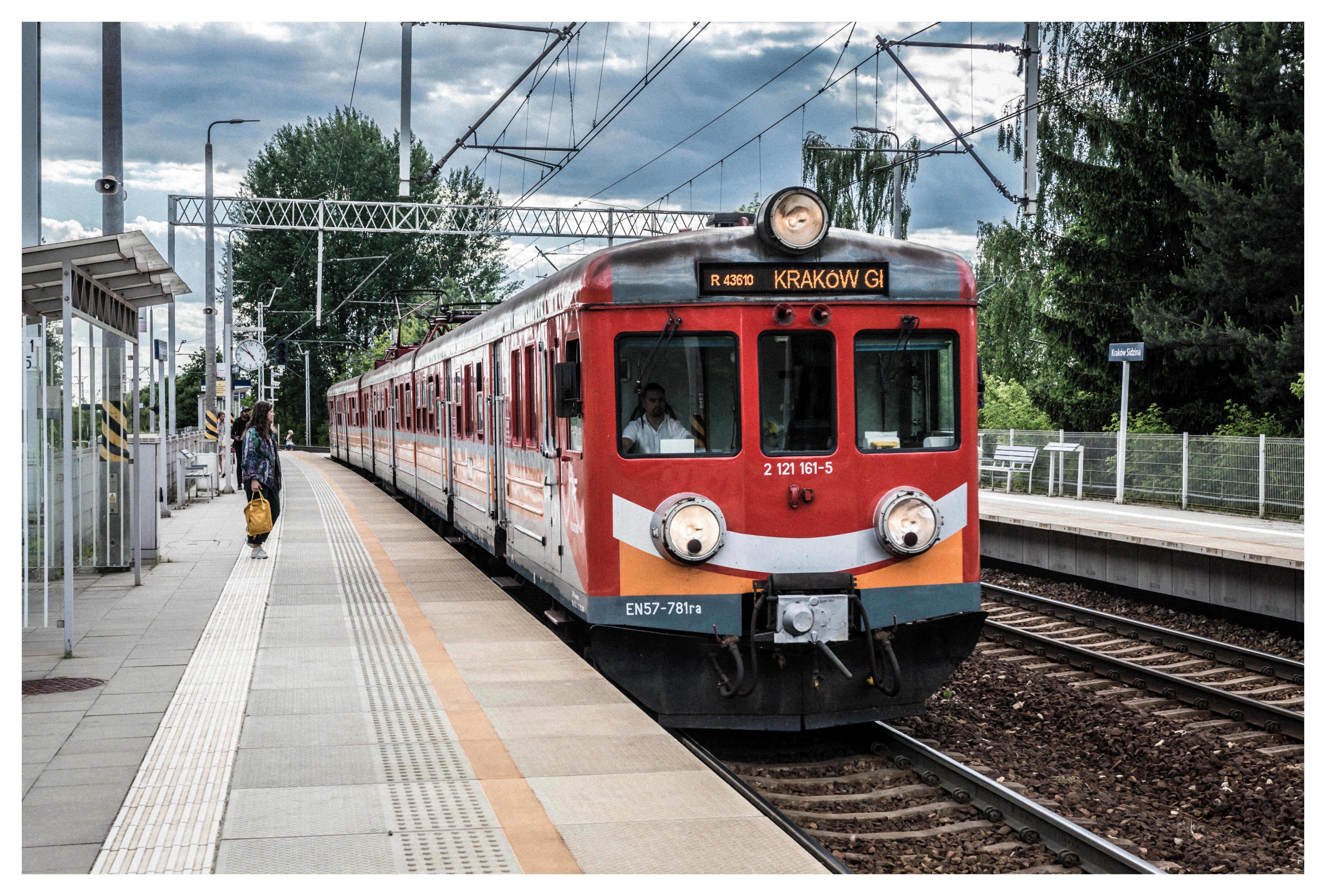 Polregio's EN57 arriving at a train stop