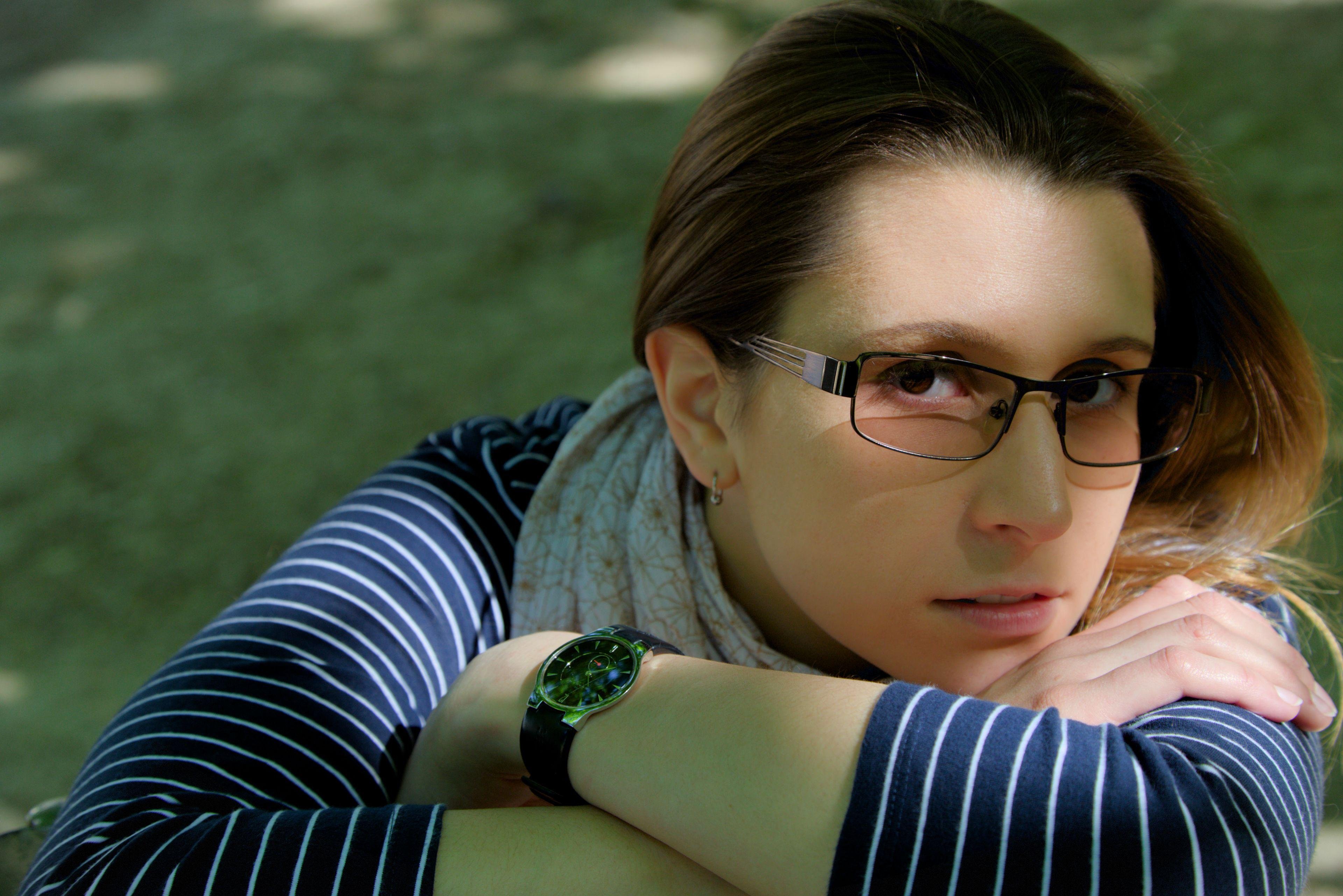 Même personne dans la même pose que la photo «&nbsp;Kindness&nbsp;», mais avec un regard glamour, limite provocateur/séducteur