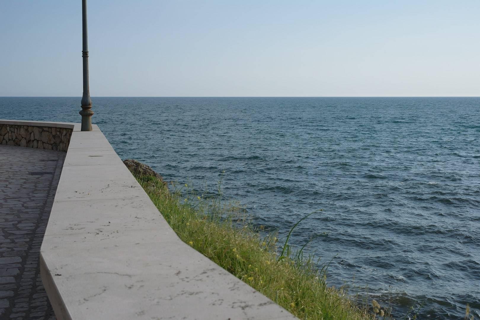 Il mare visto da un percorso oggi dedicato ai turisti, in passato usato per raggiungere una torre di avvistamento fuori dall'inquadratura.