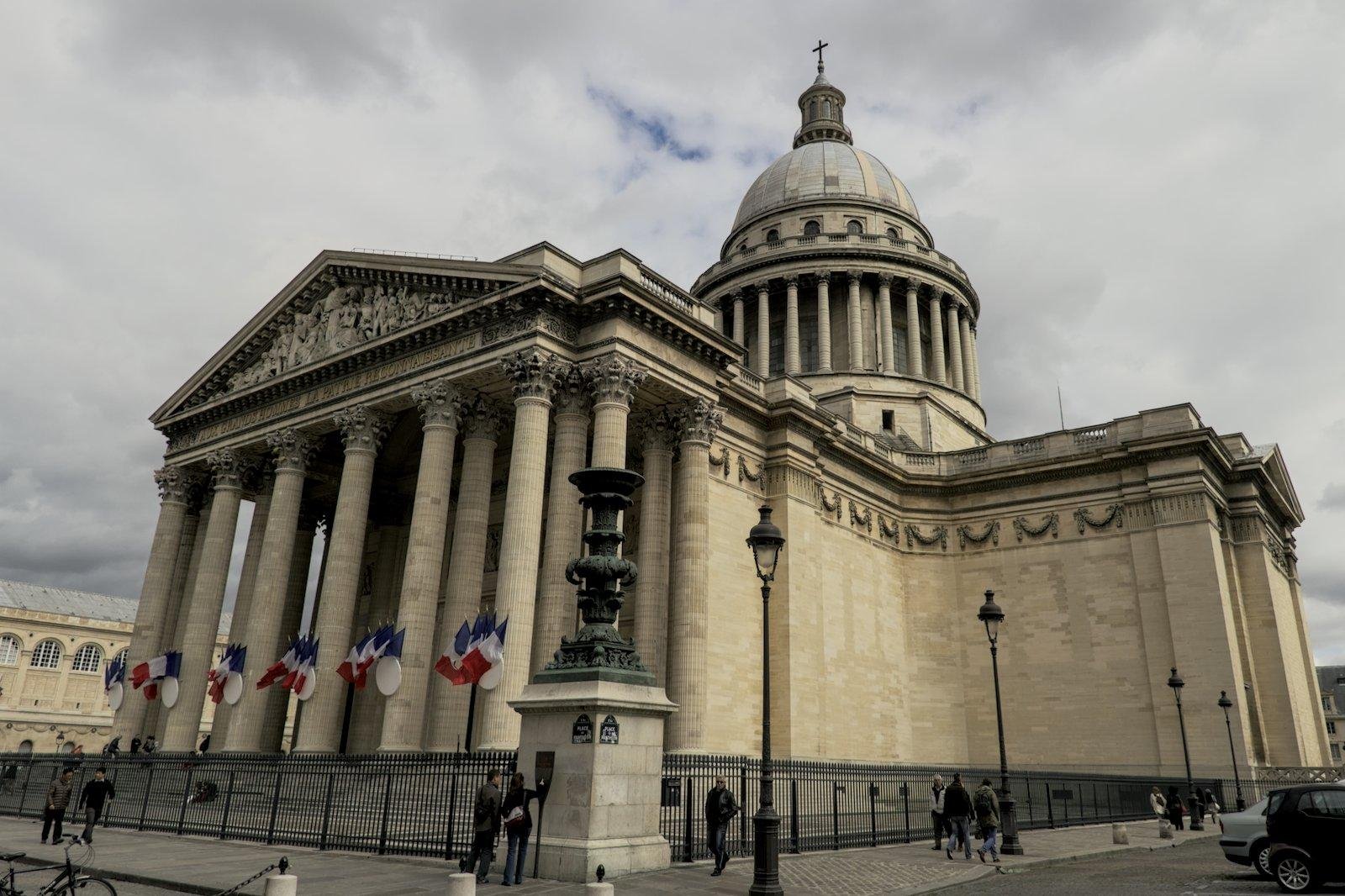 Photo format paysage du Panthéon à Paris, avec son architecture caractéristique