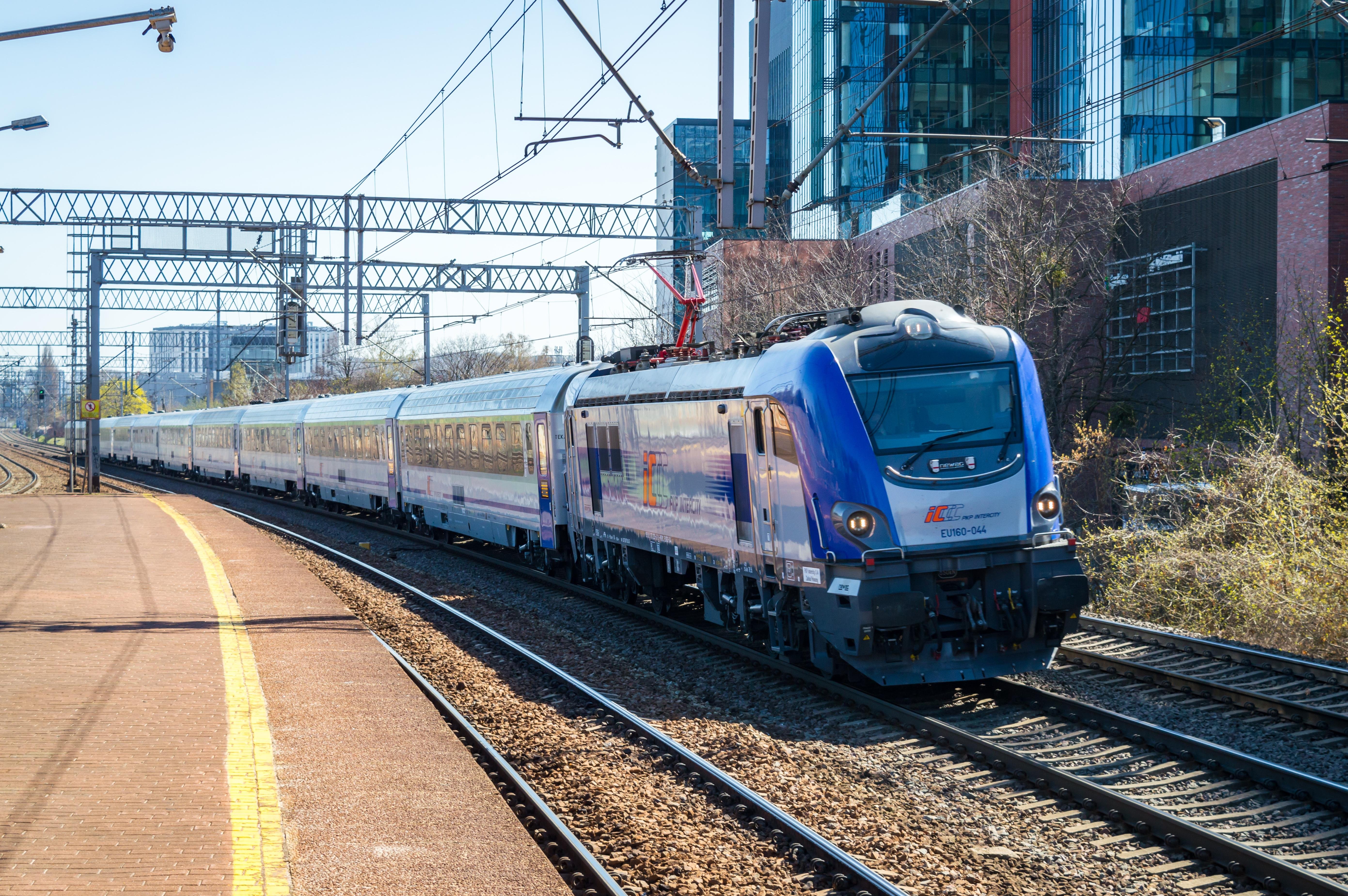 PKPIC train passing with a Newag Griffin locomotive through Gdańsk Przymorze station