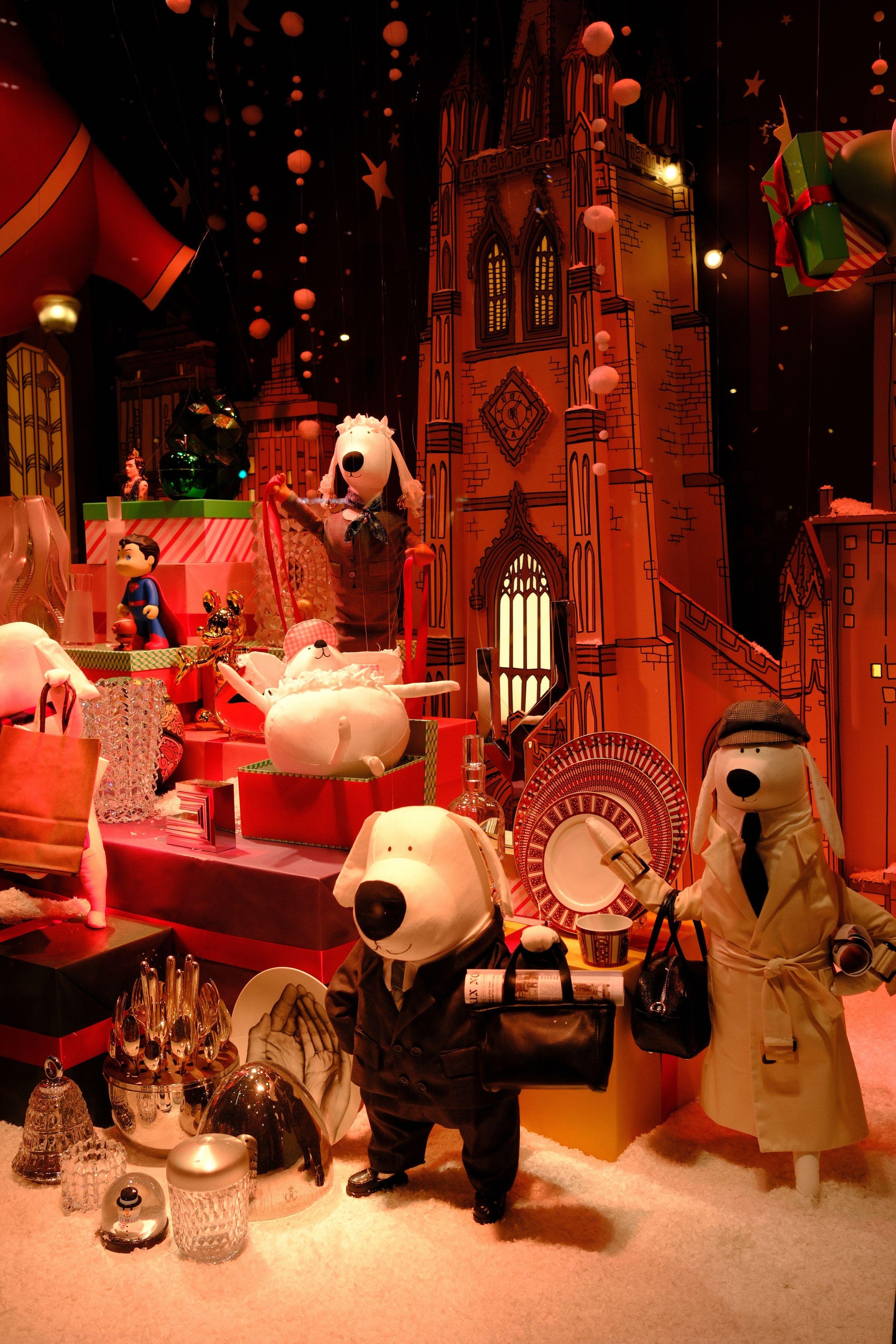 Photo verticale. Décorations de Noël du Printemps Hausmann. Des chiens humanoïdes, en costume ou imperméables, cravates, sur une représentation cartoon de Wallstreet