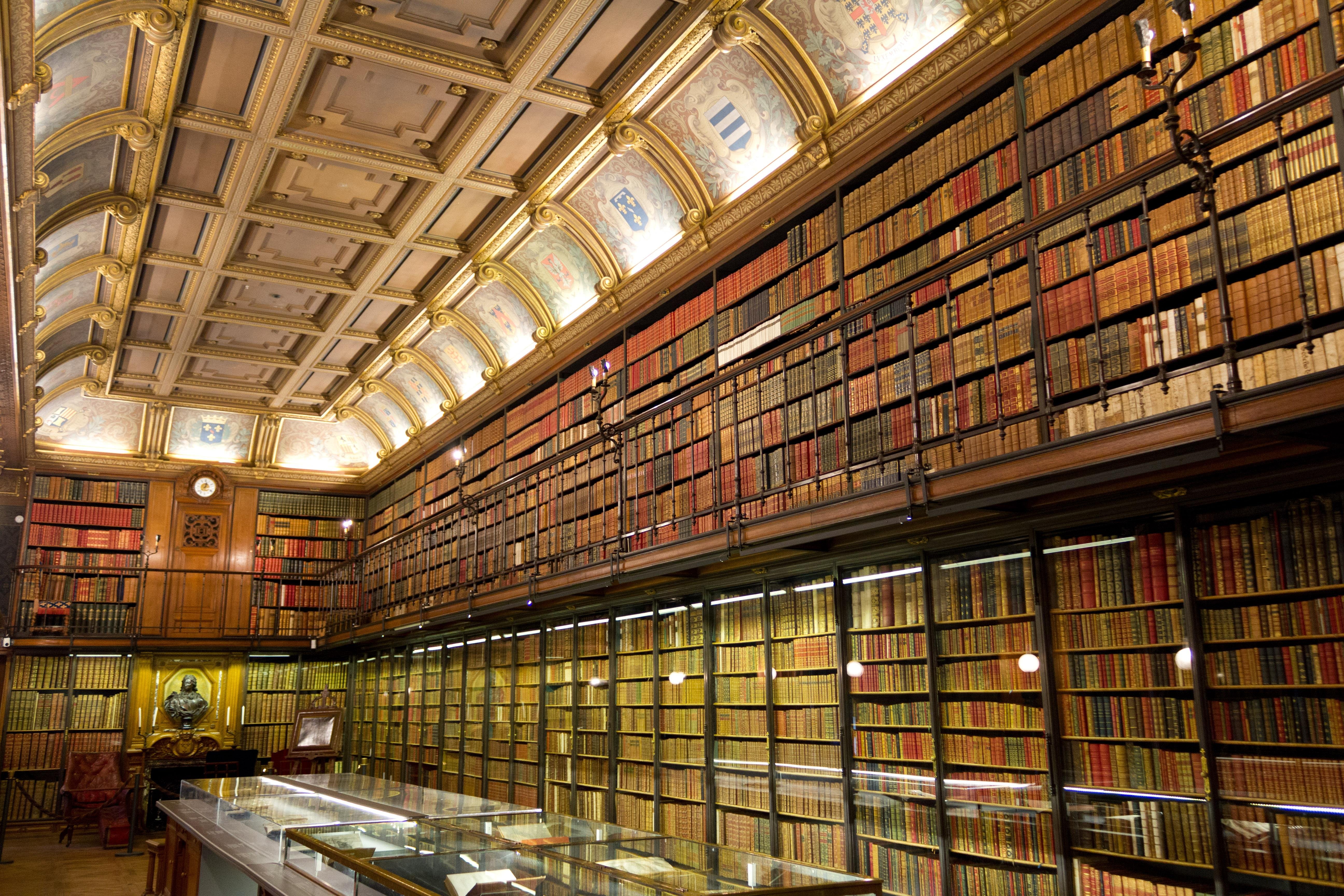 Lāimmense bibliothĆØque du chateau de Chantilly